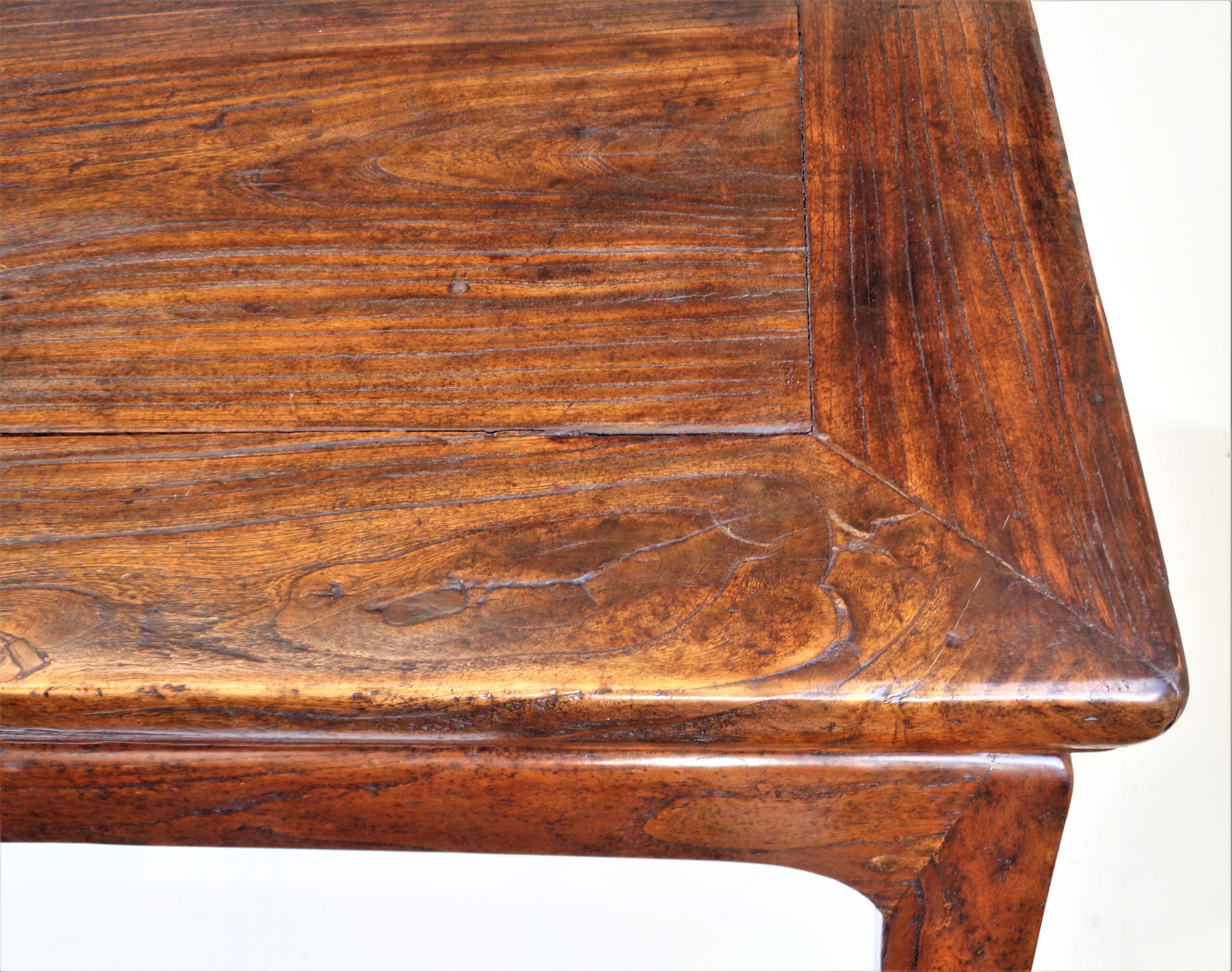 Antico tavolo cinese Yumu (legno di olmo del nord) del XVIII secolo con costruzione a mortasa e mitra, piano a zoccolo flottante e piedi a zoccolo modificati. Complessivamente, il colore originale della superficie è molto bello e invecchiato, con