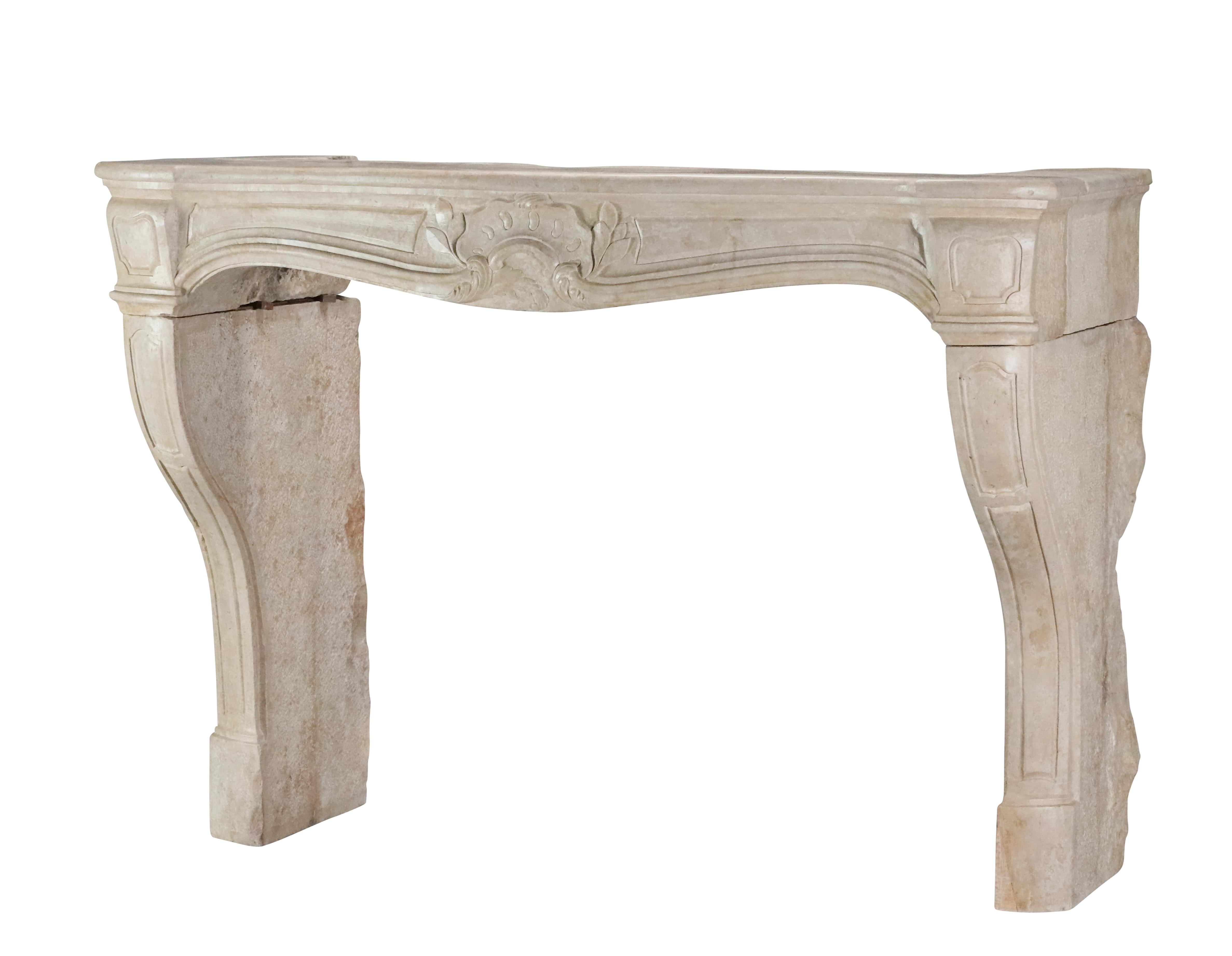 18th Century Classic French Regency Period Light Limestone Fireplace Mantle In Good Condition For Sale In Beervelde, BE