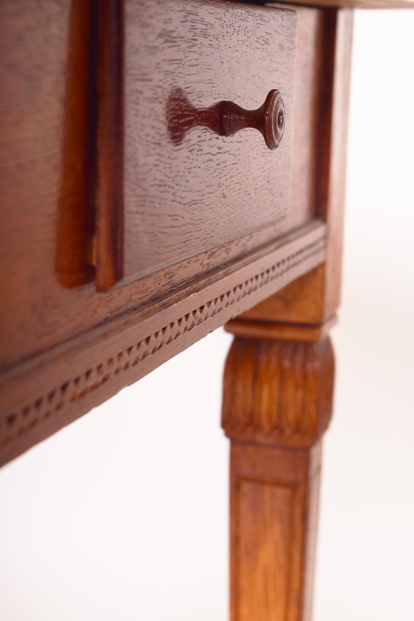 Klassischer kleiner Kartentisch aus braunem Kirschbaumholz aus dem 18. Jahrhundert, Österreich, 1790er Jahre im Zustand „Gut“ im Angebot in Horomerice, CZ