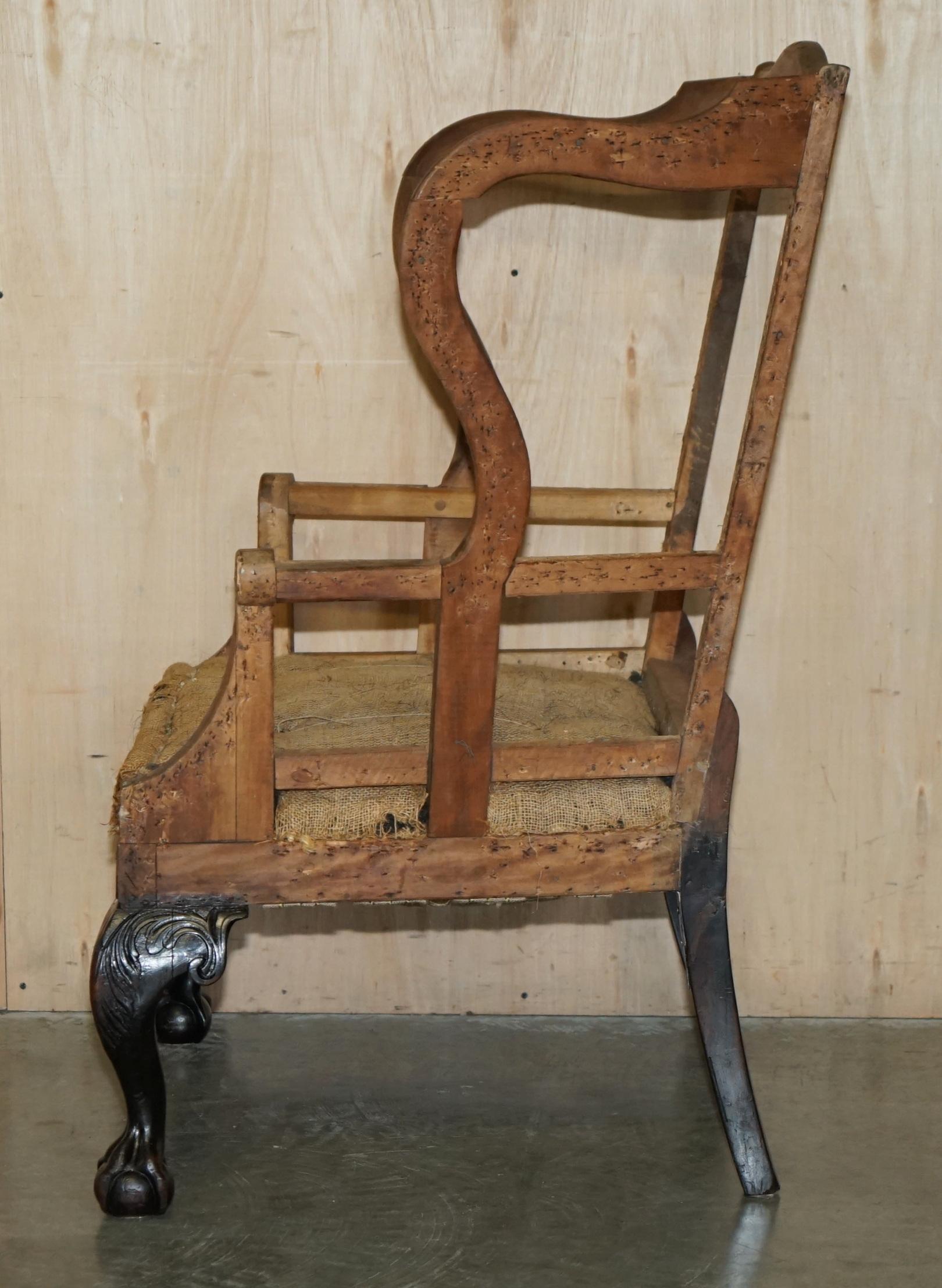 18TH CENTURY CLAW & BALL FEET CARVED ANTiQUE WINGBACK ARMCHAIR FRAME For Sale 5