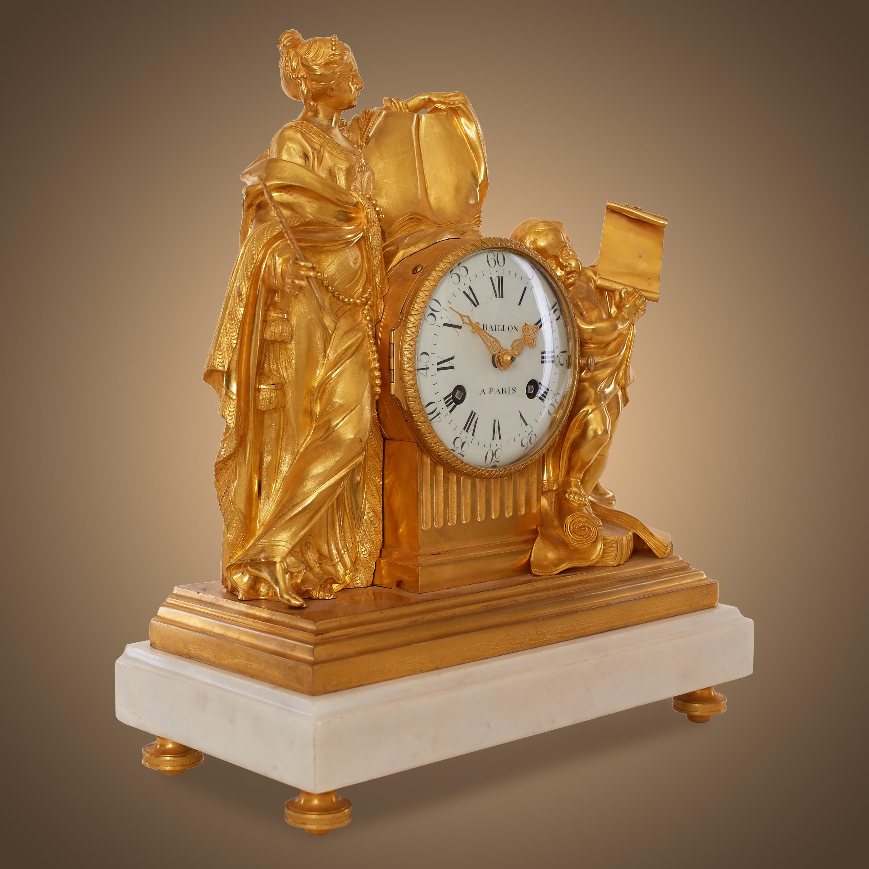 Il s'agit d'une authentique et unique horloge de table ou de cheminée française ancienne. Il est en bronze finement ciselé et doré. Le cadran présente des chiffres arabes à l'extérieur et des chiffres romains à l'intérieur, ainsi qu'une belle paire