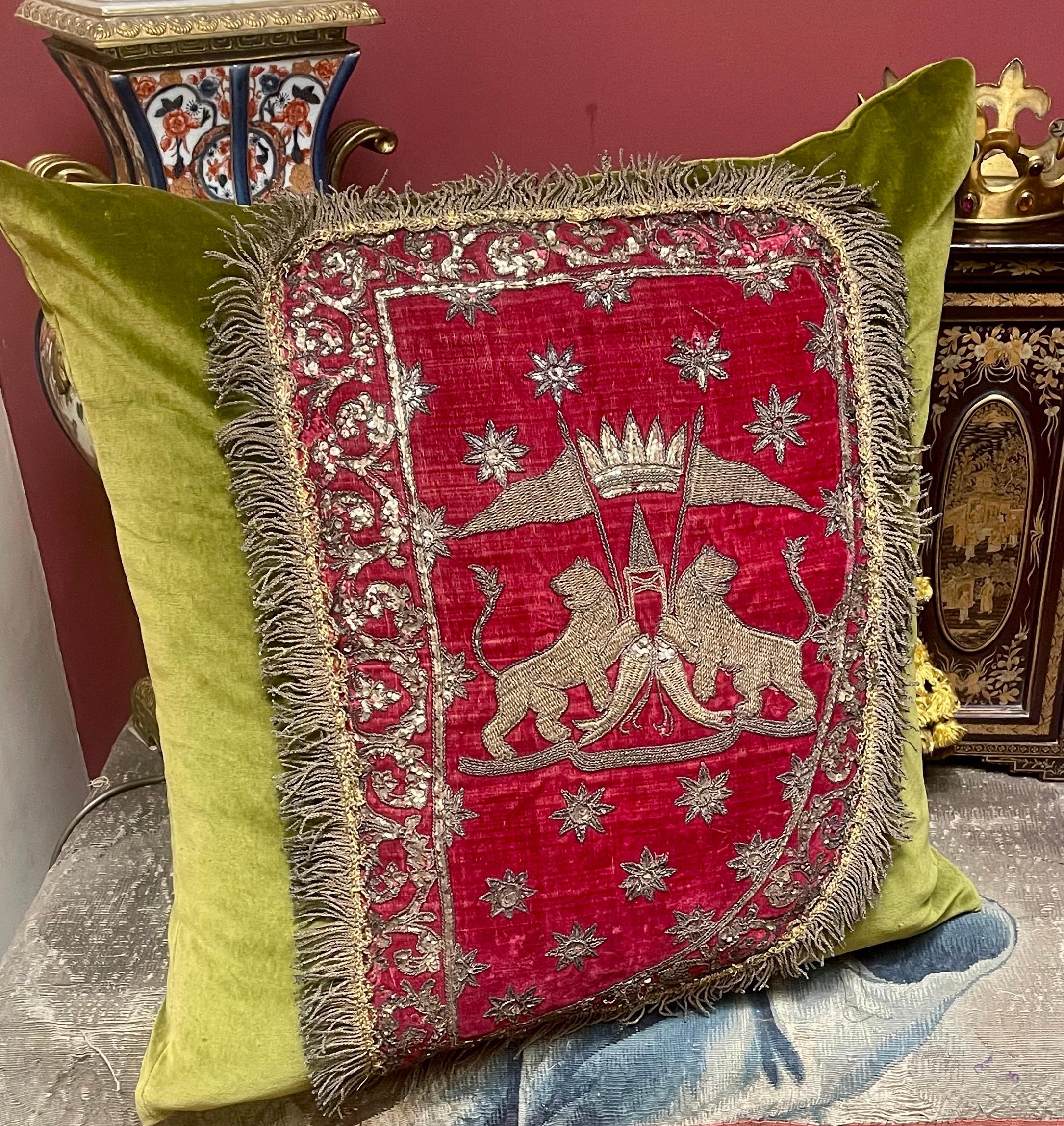 

Oreiller sur mesure, fait à la main

Panneau d'armoiries du début du 18e siècle.

Velours de soie bordeaux foncé brodé de fils métalliques dorés et argentés

 Bordure de glands métalliques dorés du XVIIIe siècle finis

 Velours mohair vert