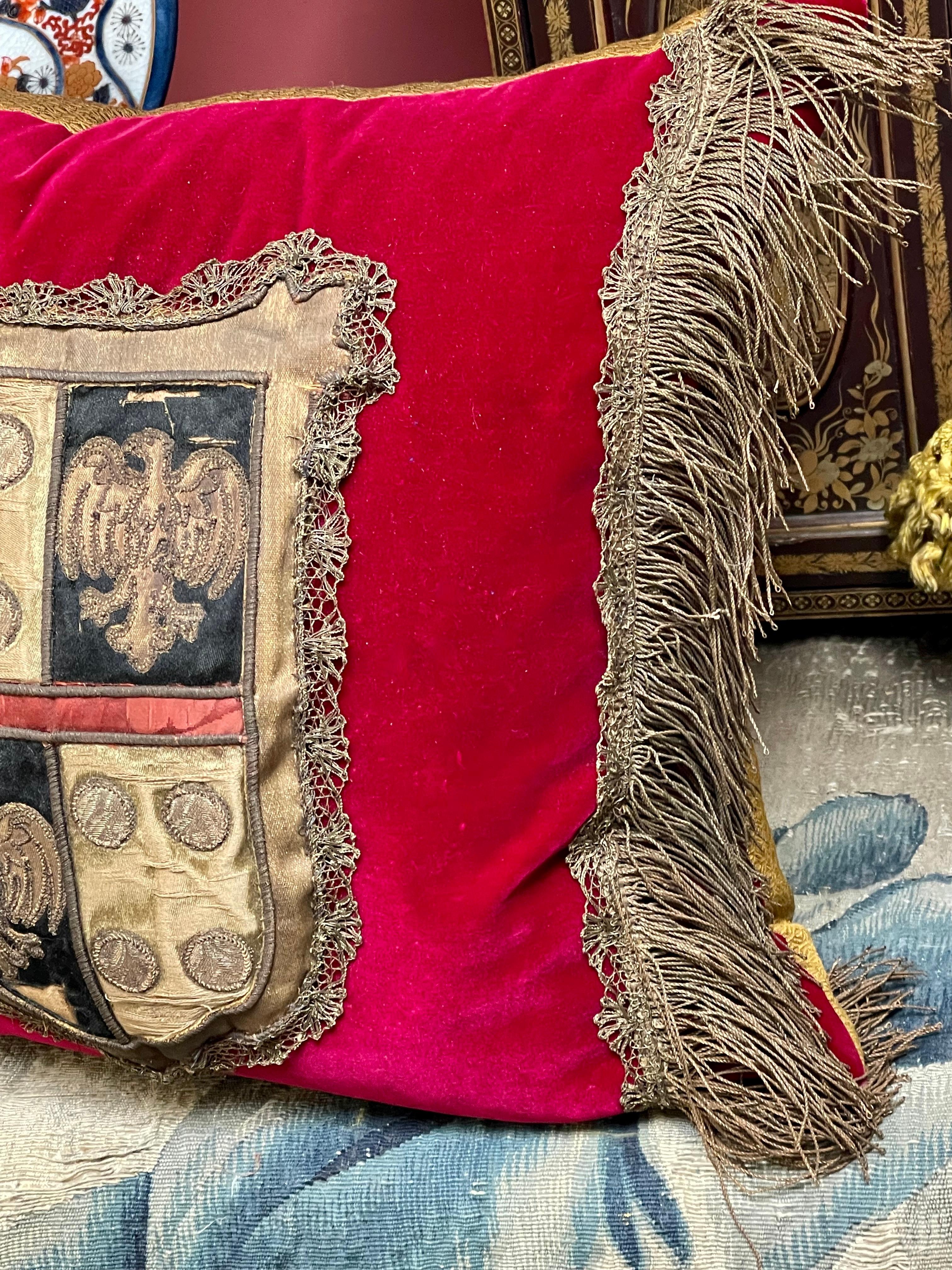 

Hand Made Almohada a medida

Terciopelo de seda magenta antiguo.

Escudo de armas bordado del siglo XVIII.

 Acabado con trenza metálica del siglo XVIII y adornos de borlas.   Respaldo de seda de oro oscuro antiguo

Bonito aspecto antiguo /