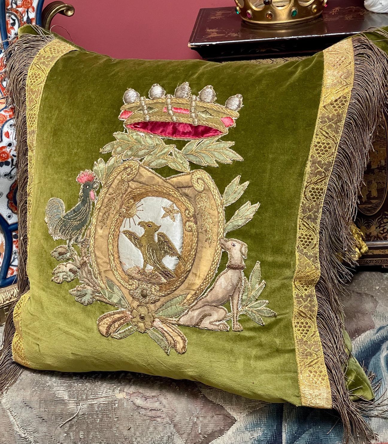 Oreiller mpressif fait à la main sur mesure

Panneau armorial français représentant des armoiries royales

Brodé en soie et en fils métalliques

Appliqué sur du velours mohair antique

Finition avec un galon métallique or antique et un