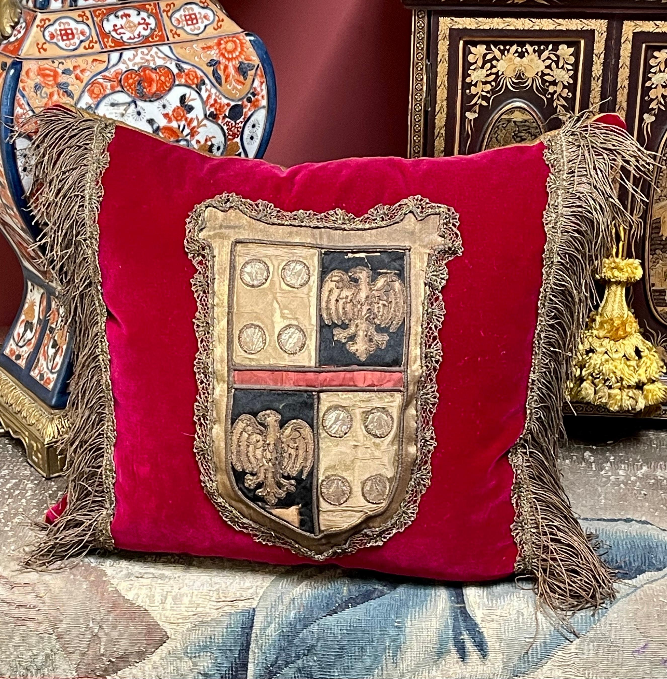 Almohada con escudo del siglo XVIII Barroco en venta