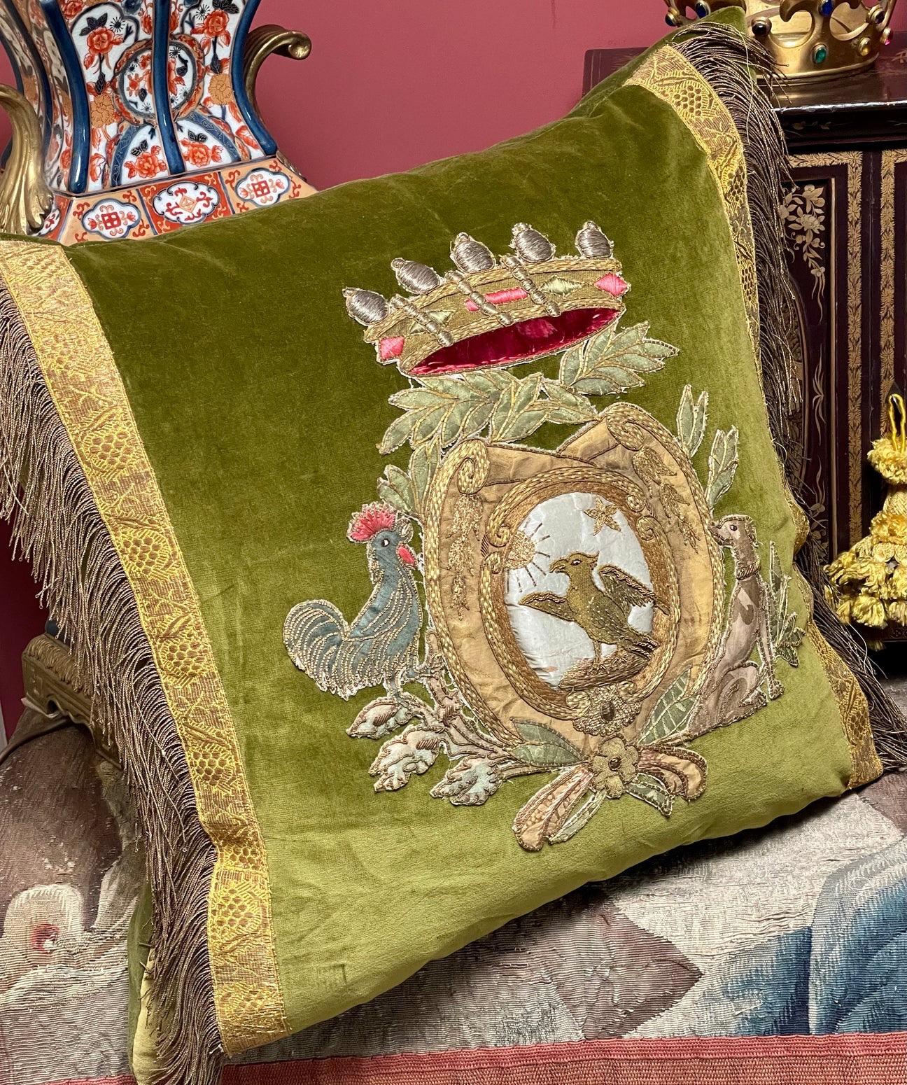 Baroque Oreiller en forme d'armoiries du 18e siècle en vente