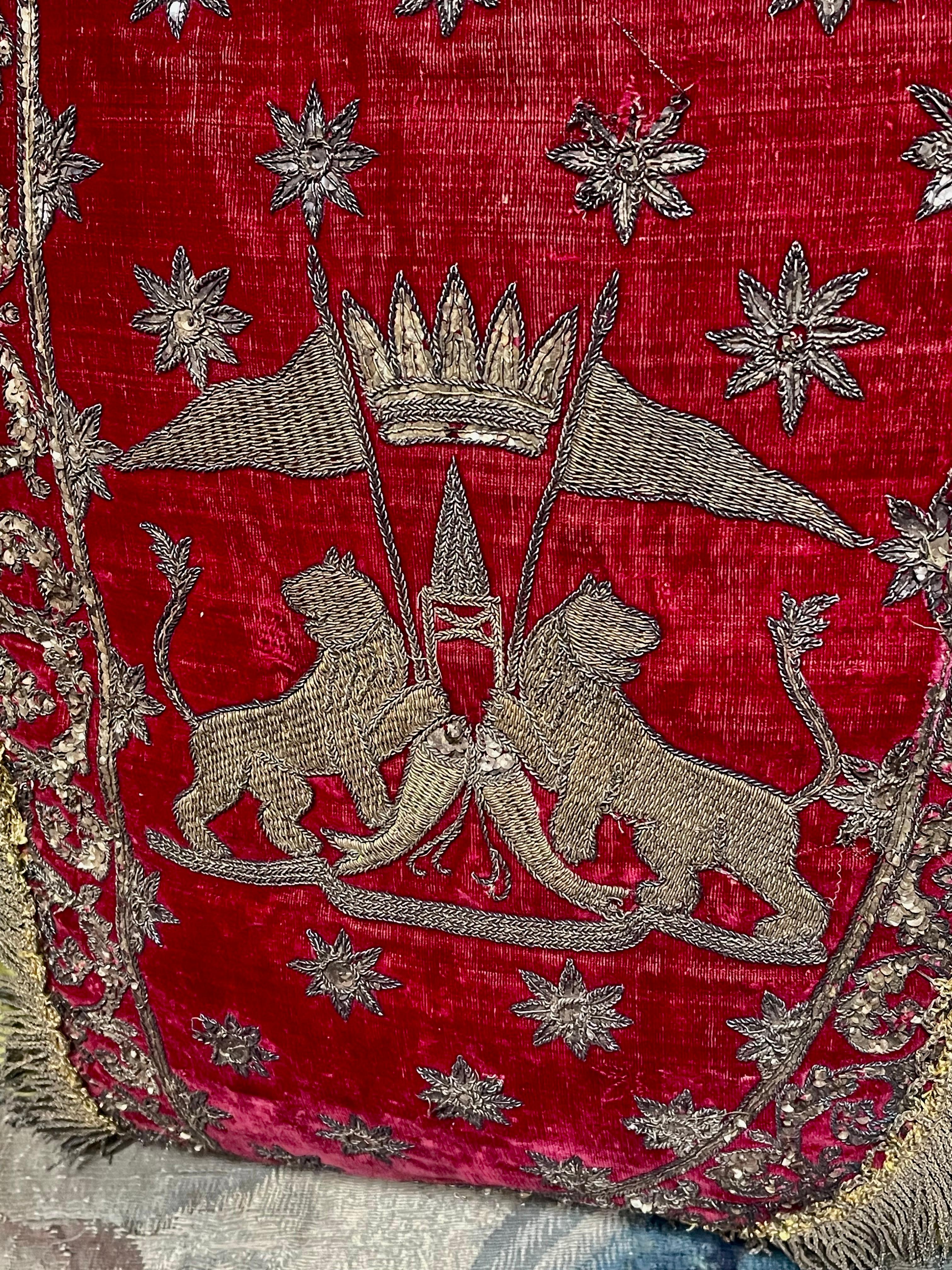 Oreiller en forme d'armoiries du 18e siècle Bon état - En vente à Canterbury, GB