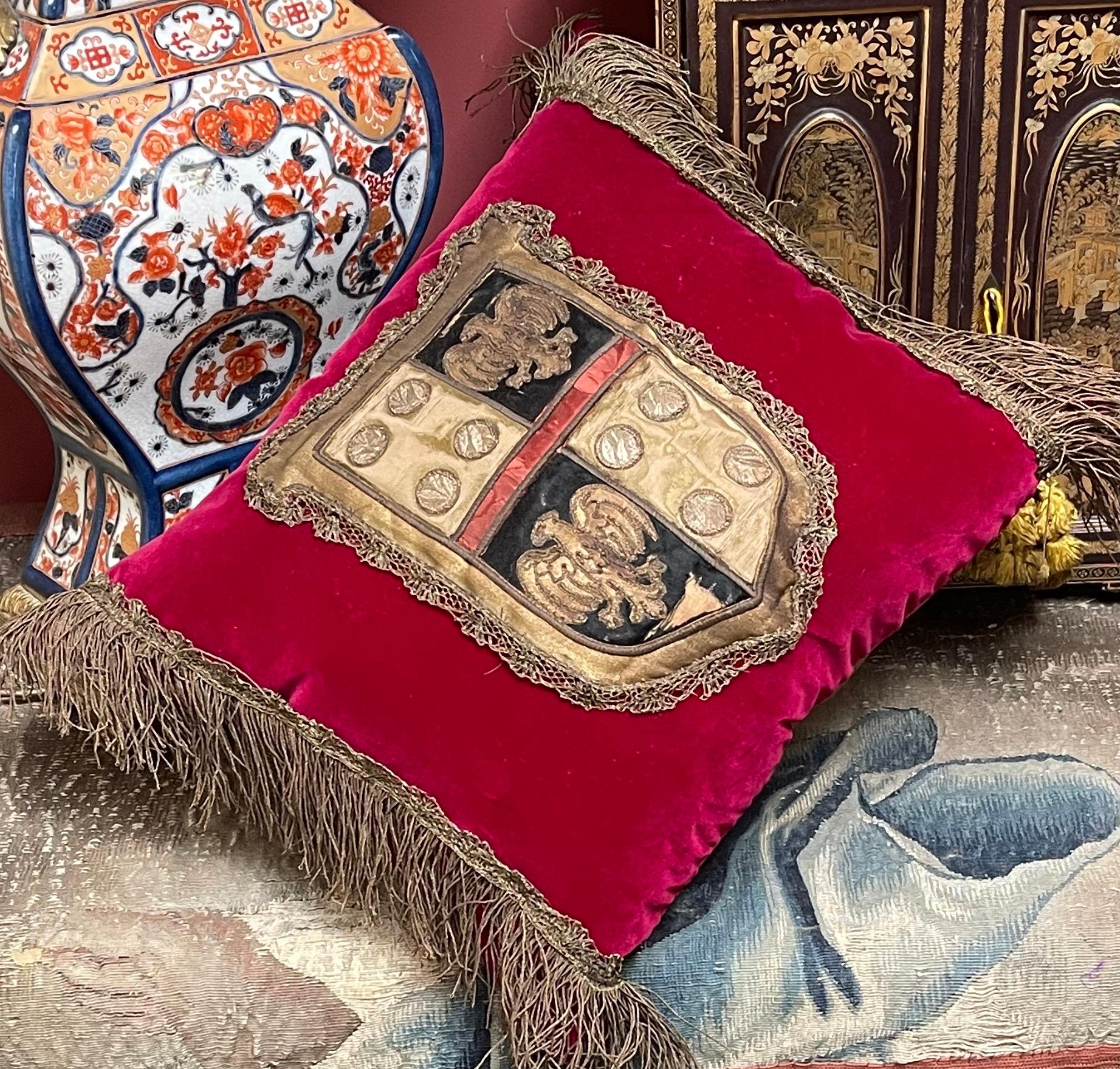 Almohada con escudo del siglo XVIII Hecho a mano en venta