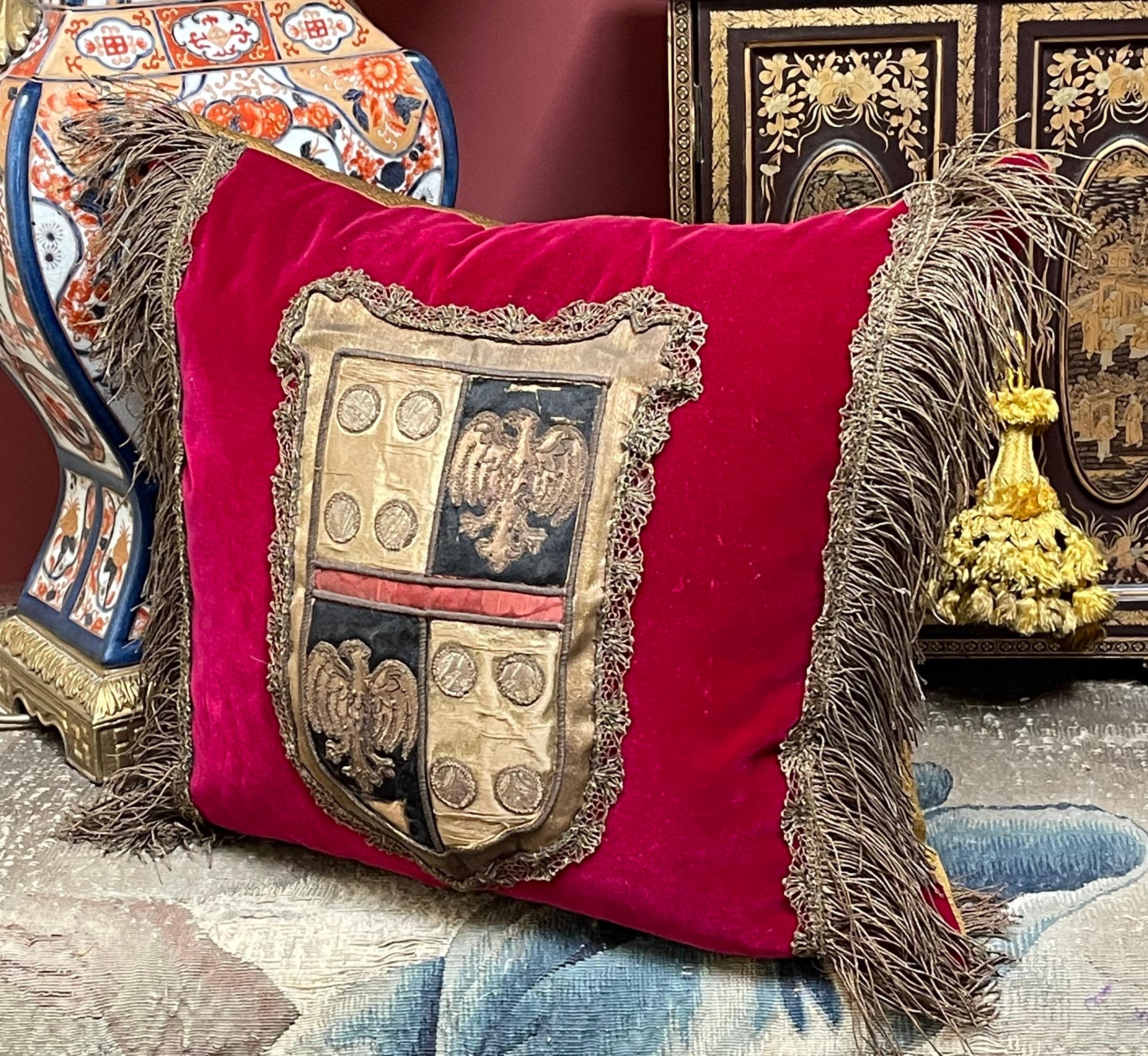 Almohada con escudo del siglo XVIII en Bueno estado para la venta en Canterbury, GB