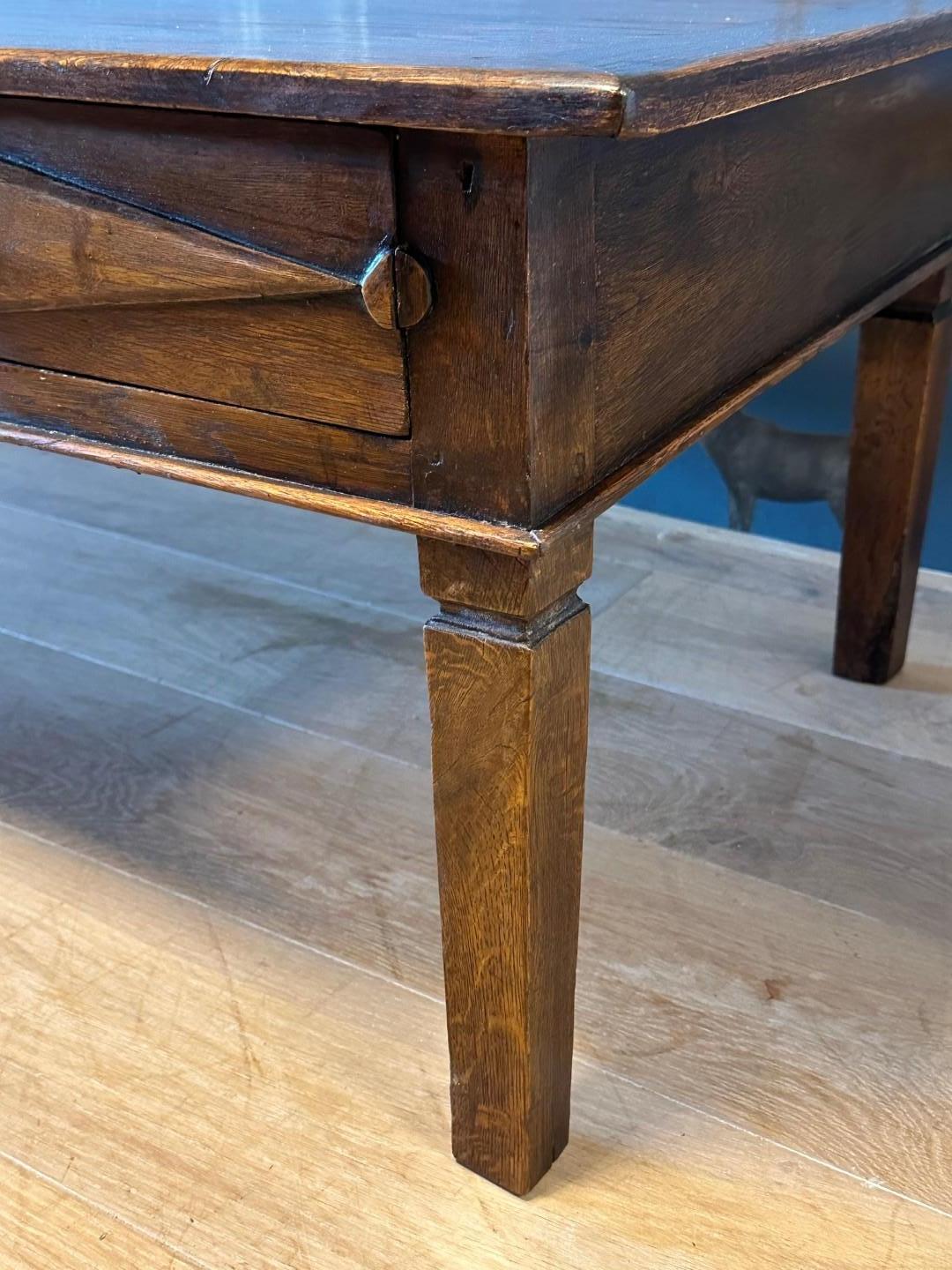 Oak 18th Century coffee table For Sale
