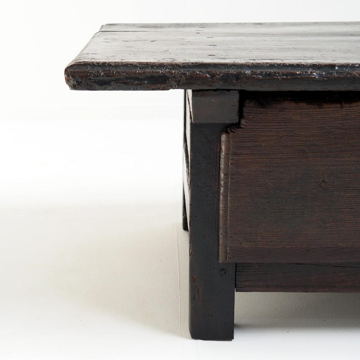 Table basse du 18e siècle fabriquée à partir d'une table de banquier ou de marchand en vente 1
