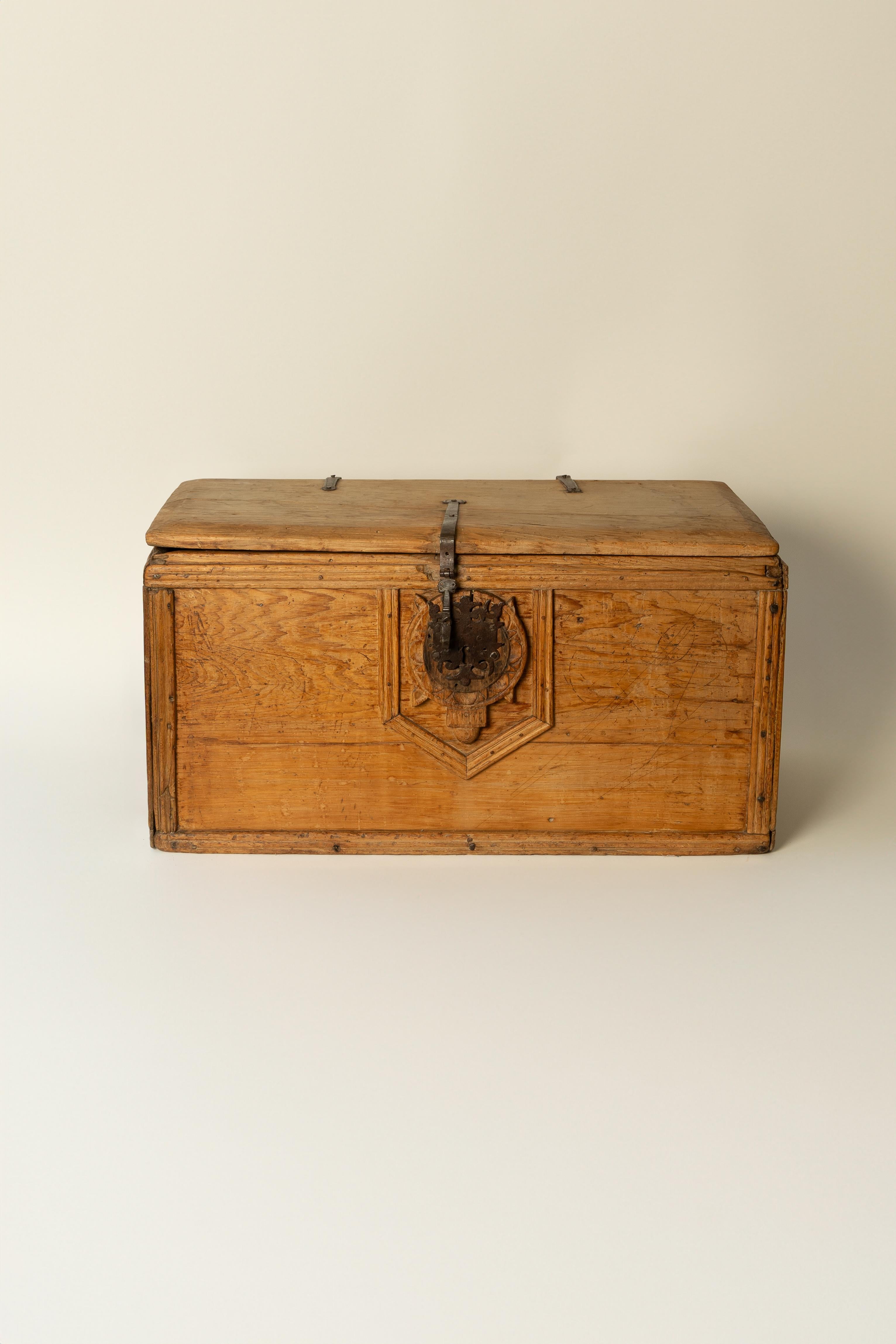 Rustic 18th-Century Colonial Sabino Wood Trunk For Sale