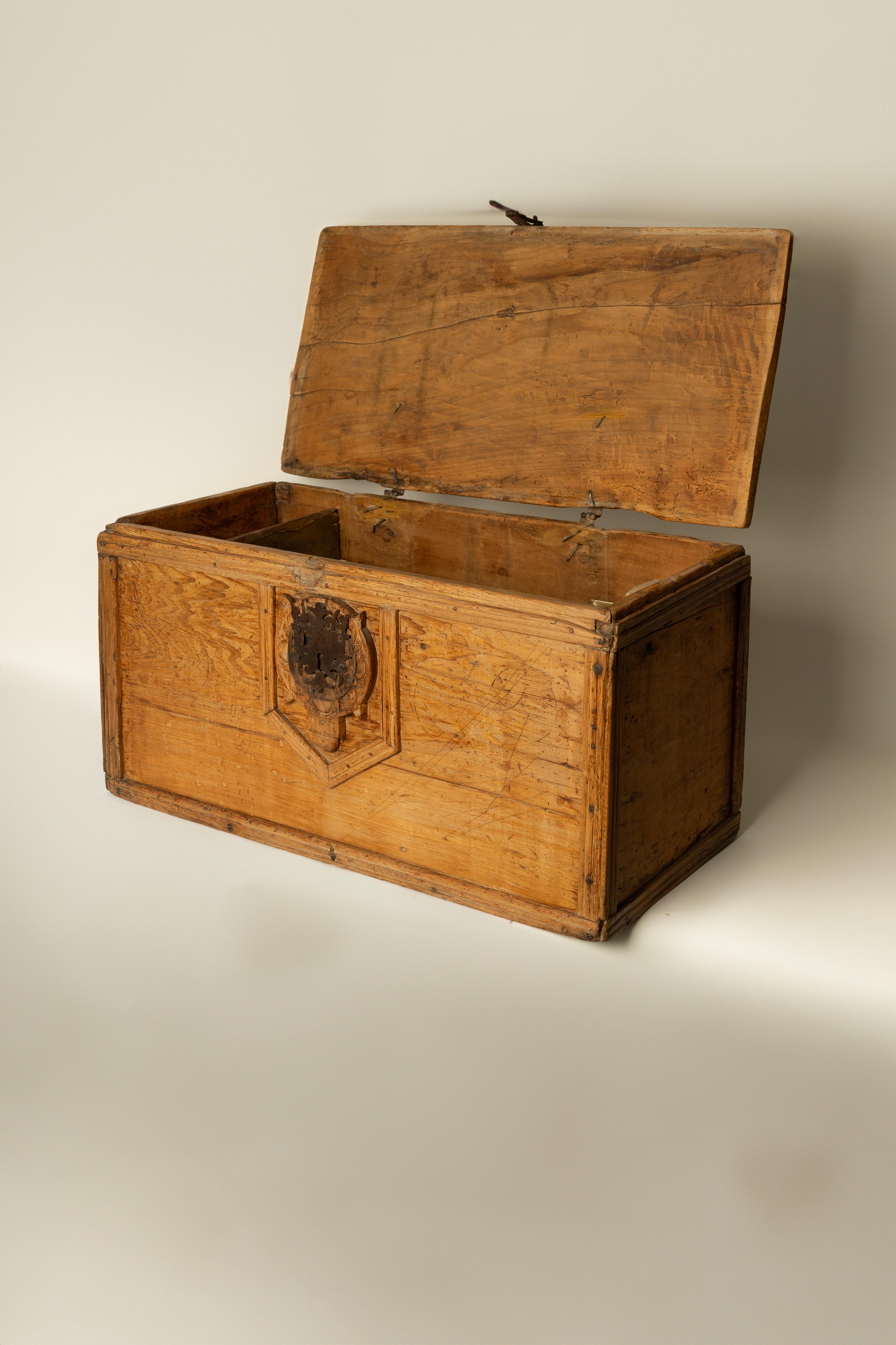 Mexican 18th-Century Colonial Sabino Wood Trunk For Sale