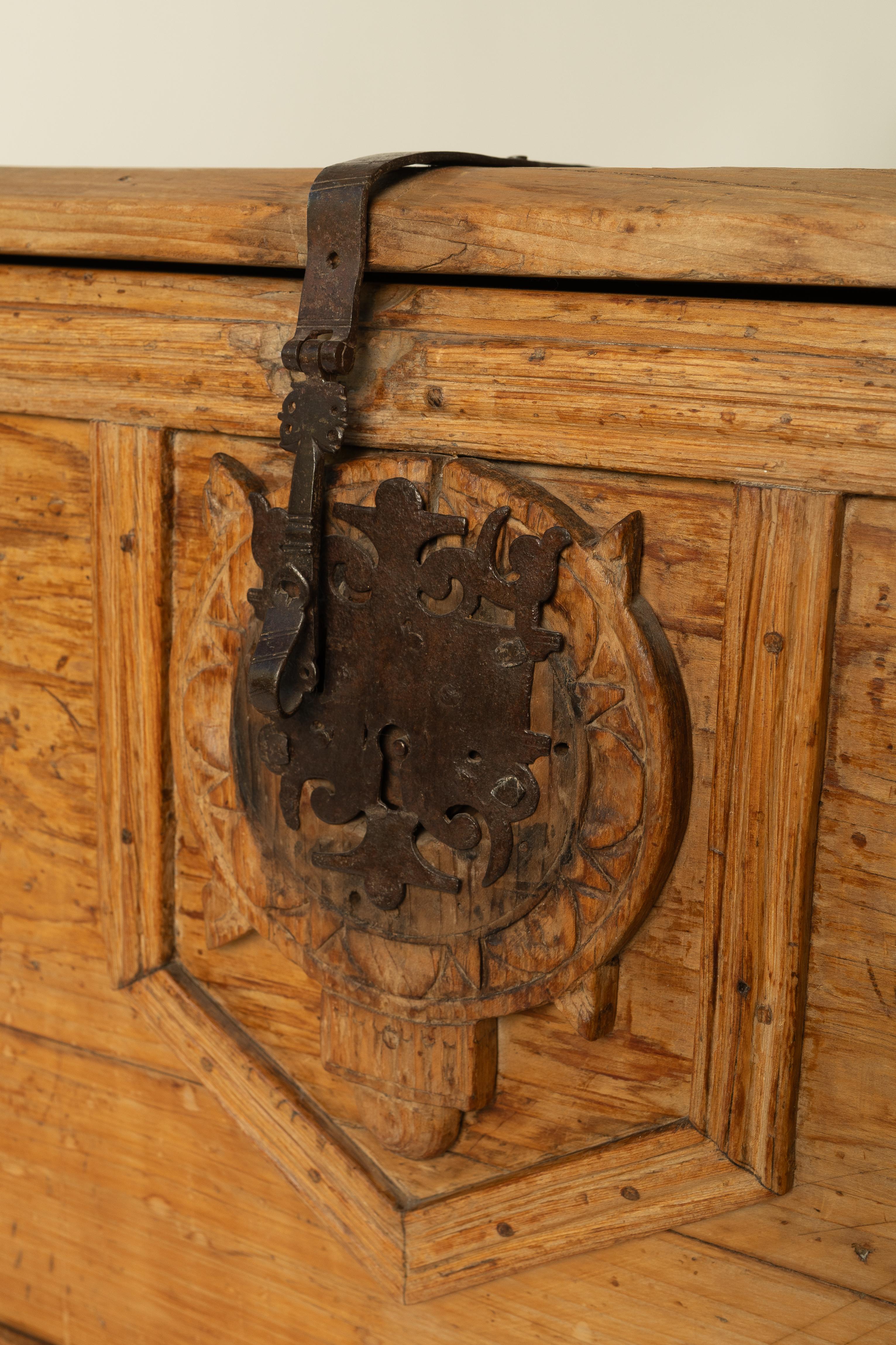Forged 18th-Century Colonial Sabino Wood Trunk For Sale