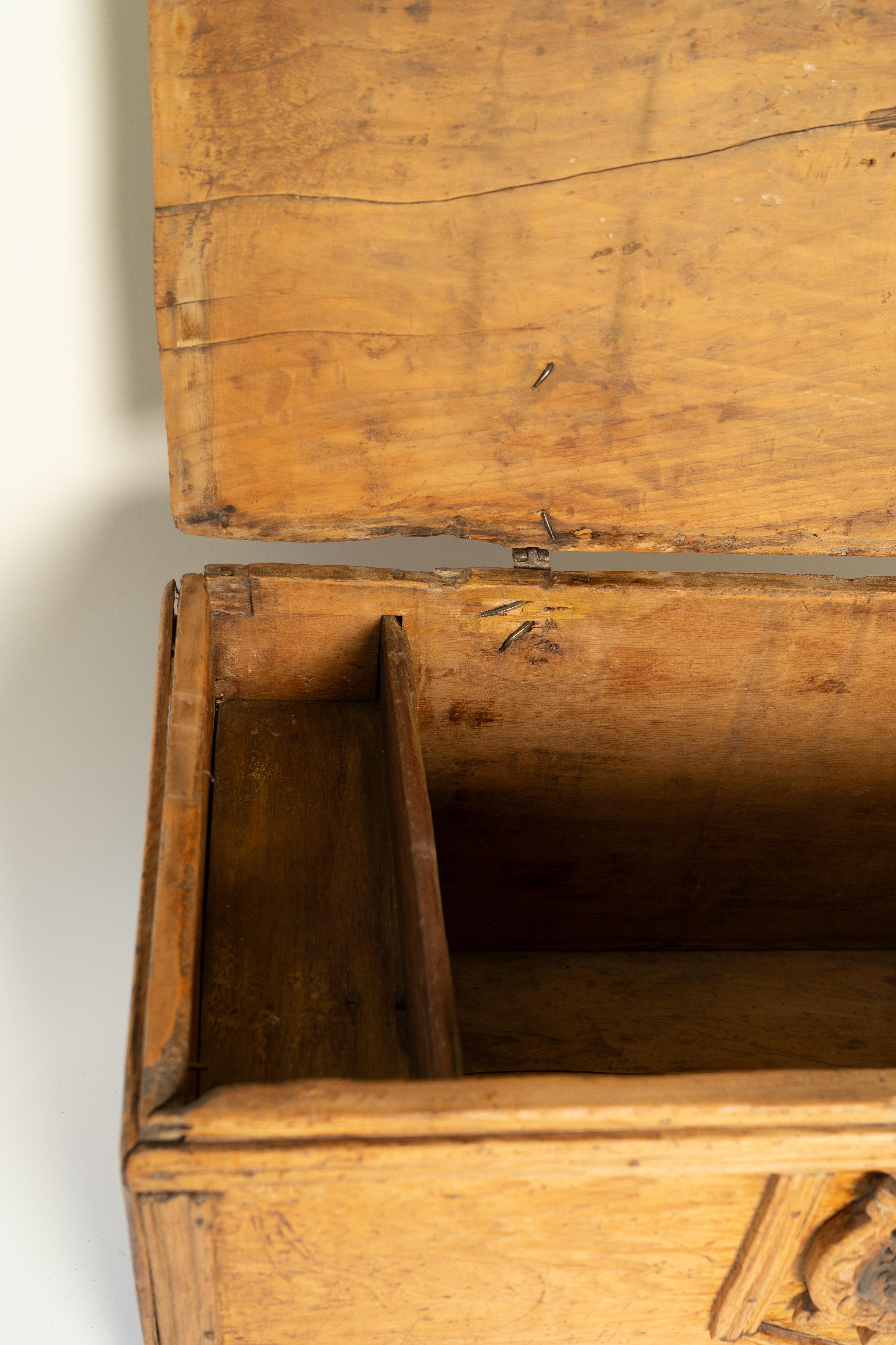 18th-Century Colonial Sabino Wood Trunk In Good Condition For Sale In Guadalajra, Jal