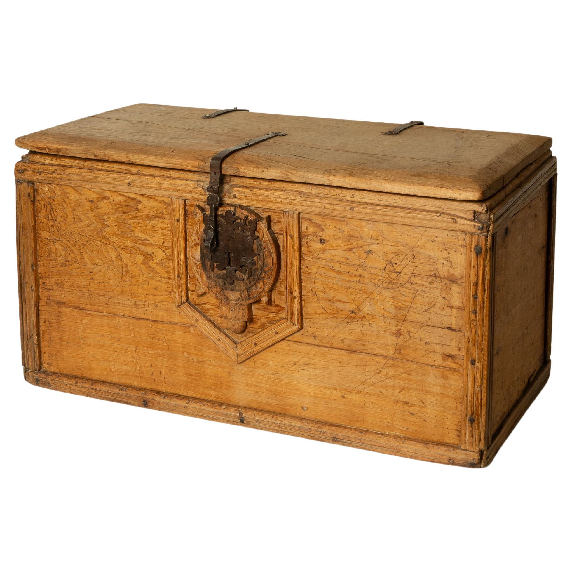 18th-Century Colonial Sabino Wood Trunk