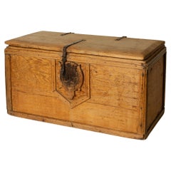 18th-Century Colonial Sabino Wood Trunk