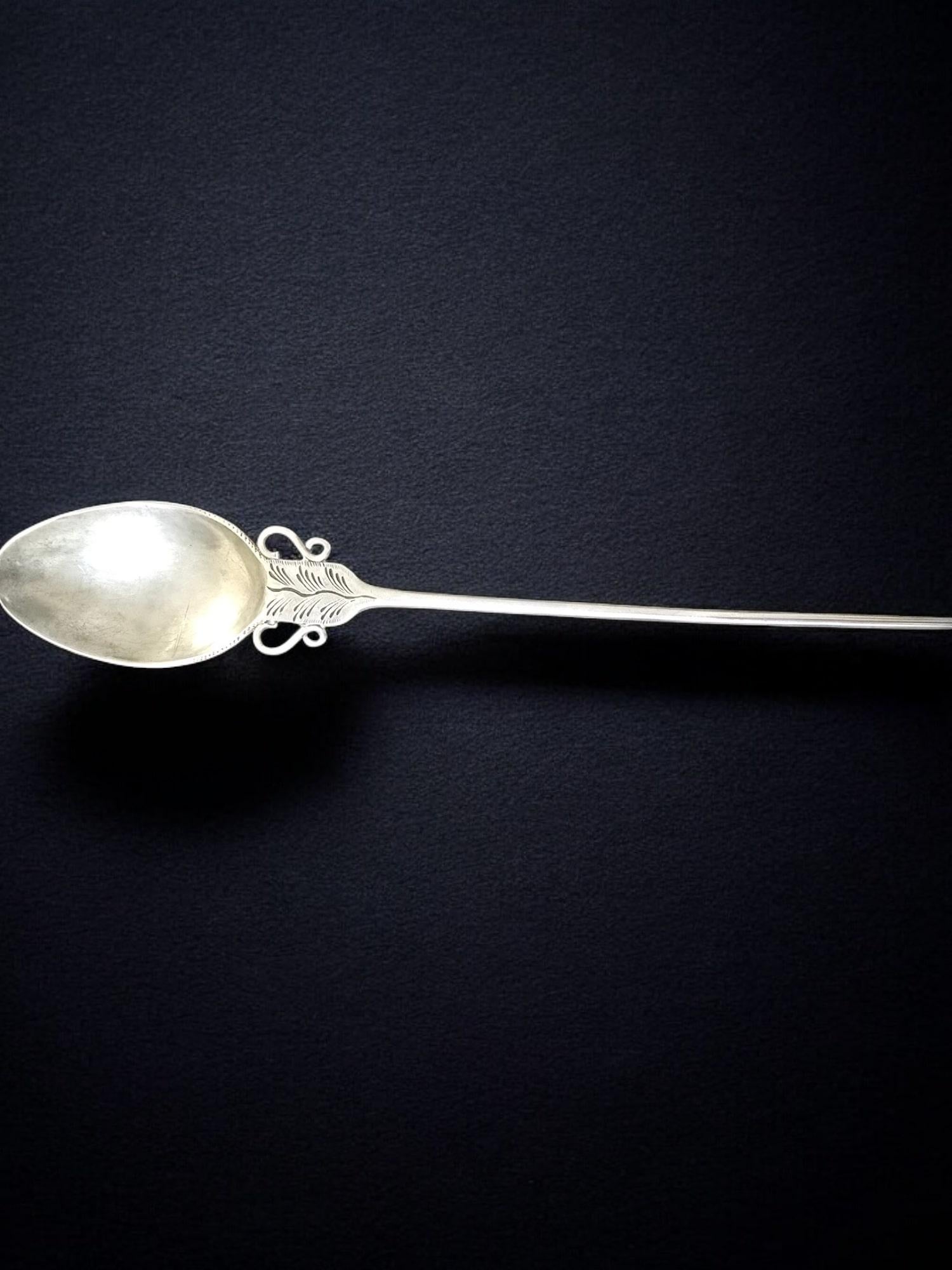 Eine elegante koloniale Silberhaarnadel aus Peru aus dem 18. Jahrhundert, die mit außergewöhnlichem Geschick handgefertigt wurde.

MATERIAL: Sterlingsilber (plata de ley)
Herkunft: Koloniales Peru, das die Kunstfertigkeit und Handwerkskunst der