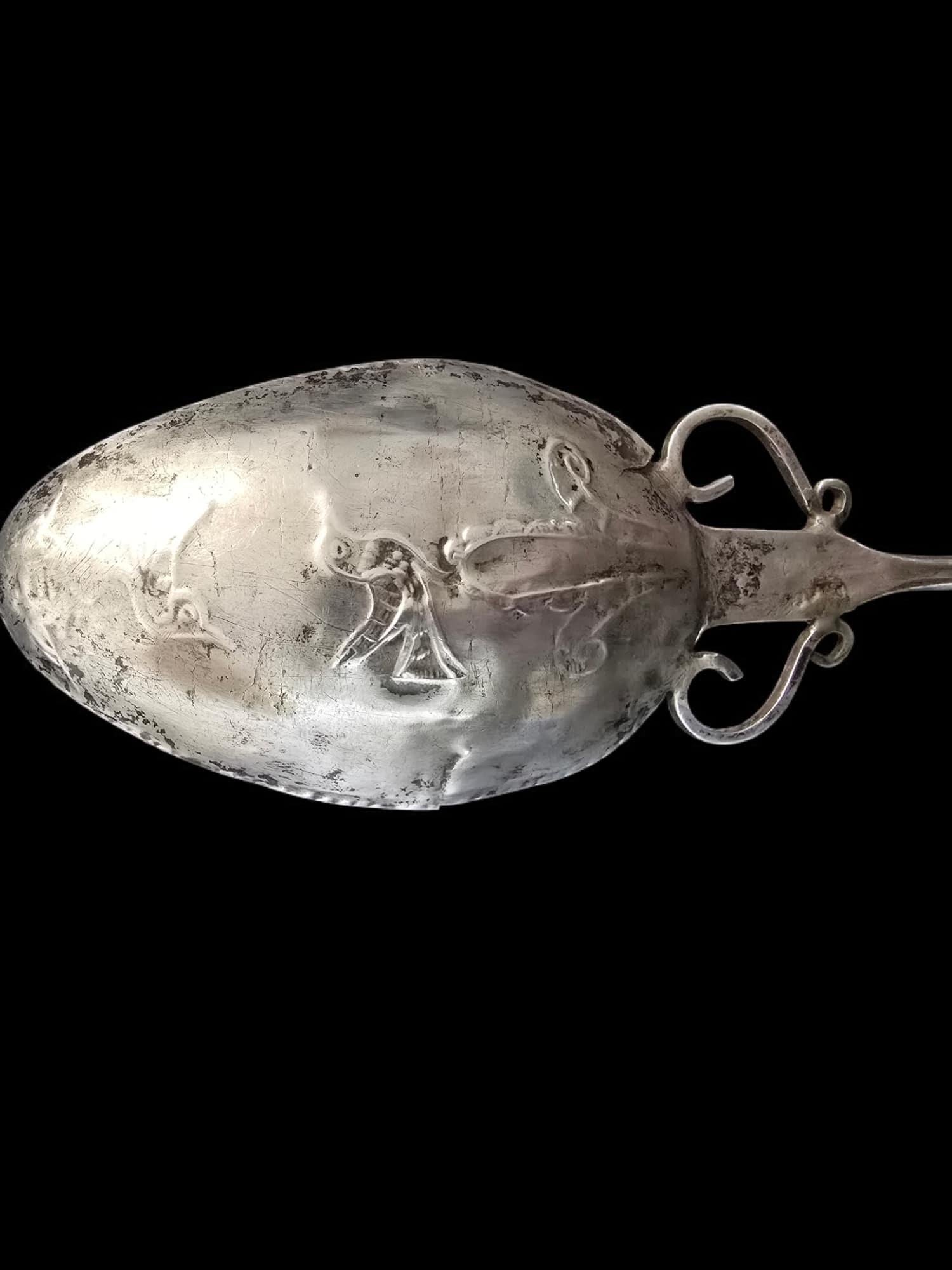 Eine elegante koloniale Silberhaarnadel aus Peru aus dem 18. Jahrhundert, die mit außergewöhnlichem Geschick handgefertigt wurde.

MATERIAL: Sterlingsilber (plata de ley)
Herkunft: Koloniales Peru, das die Kunstfertigkeit und Handwerkskunst der