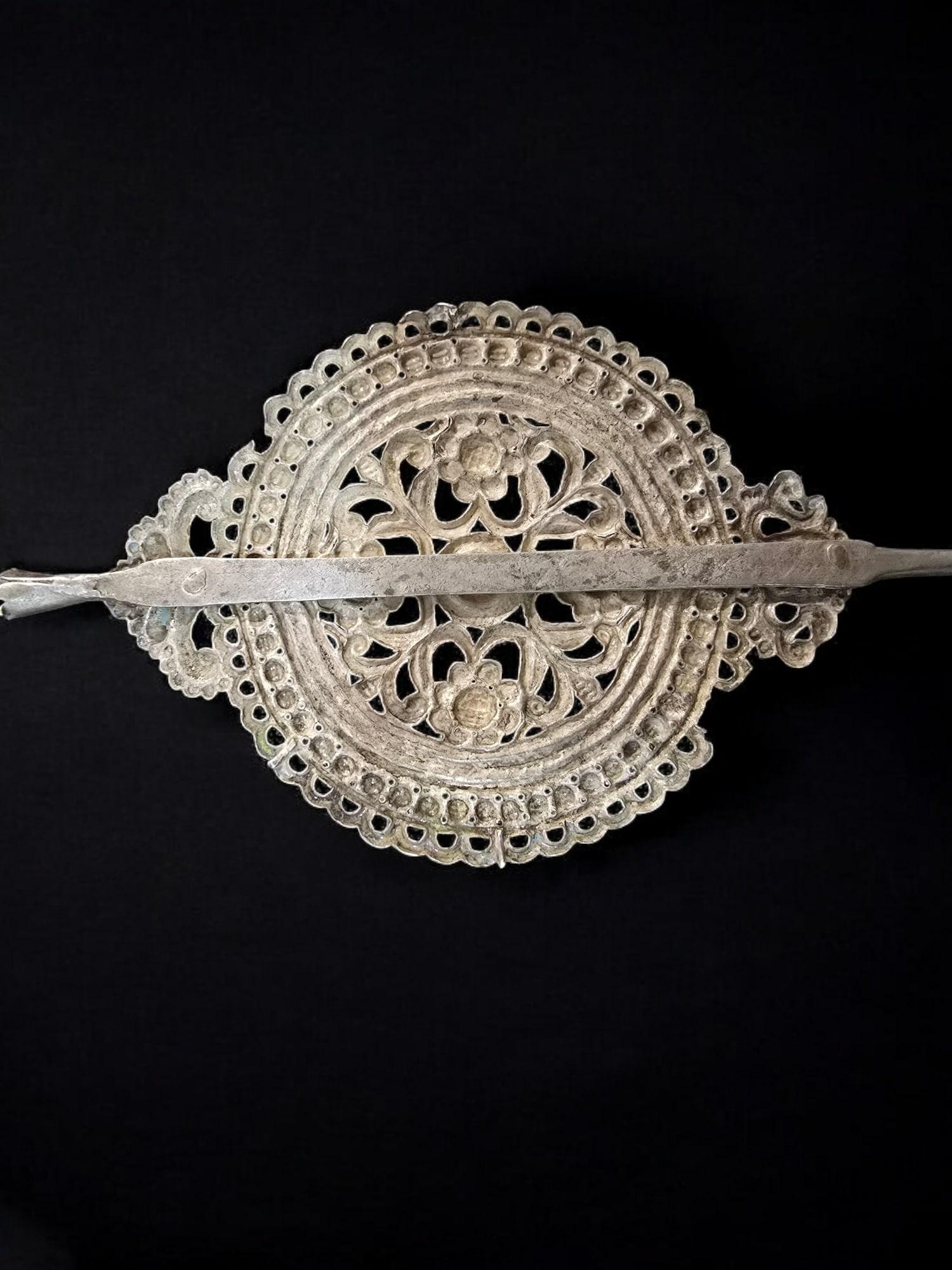An elegant colonial silver hairpin from 18th-century Peru, handcrafted with exceptional skill.

Material: Sterling silver (plata de ley)
Origin: Colonial Peru, reflecting the artistry and craftsmanship of the period
Design: Intricately worked with