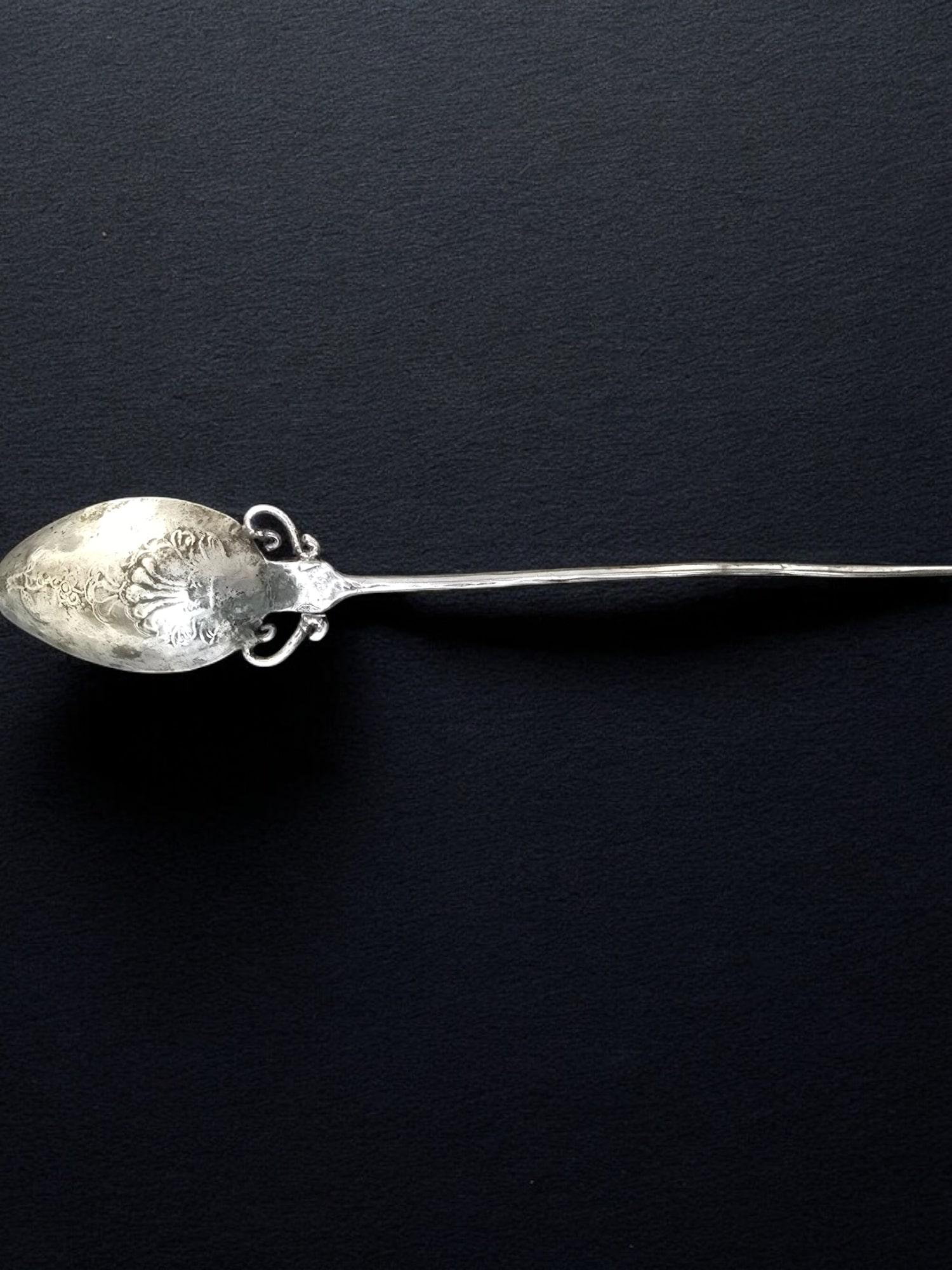 Eine elegante koloniale Silberhaarnadel aus Peru aus dem 18. Jahrhundert, die mit außergewöhnlichem Geschick handgefertigt wurde.

MATERIAL: Sterlingsilber (plata de ley)
Herkunft: Koloniales Peru, das die Kunstfertigkeit und Handwerkskunst der