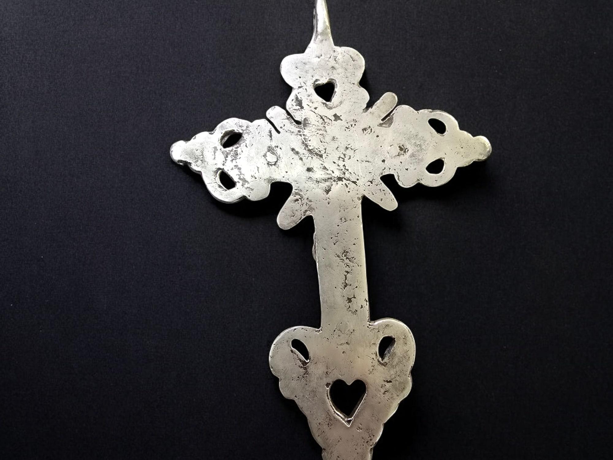 
A stunning colonial-era solid silver cross from 18th-century Peru, showcasing exquisite local craftsmanship.

Material: Solid silver (plata maciza)
Origin: Colonial Peru, an exceptional example of religious silverwork
Condition: Very well
