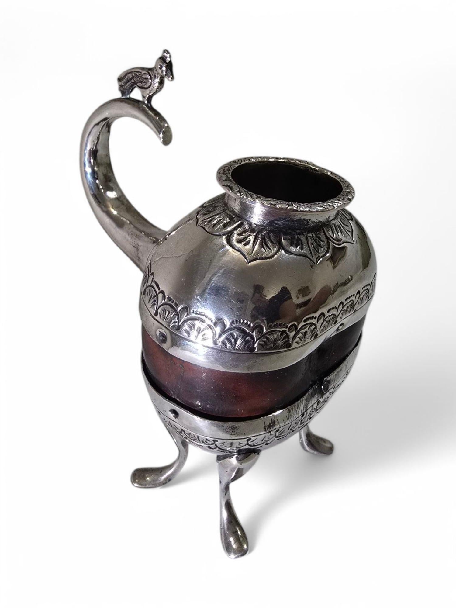 Coupe à maté ancienne en argent massif de la fin du XVIIIe siècle, fabriquée dans le style Coloni. Cette pièce finement réalisée reflète l'orfèvrerie traditionnelle de l'époque, avec un design élégant et intemporel. Bien conservée, elle reste un