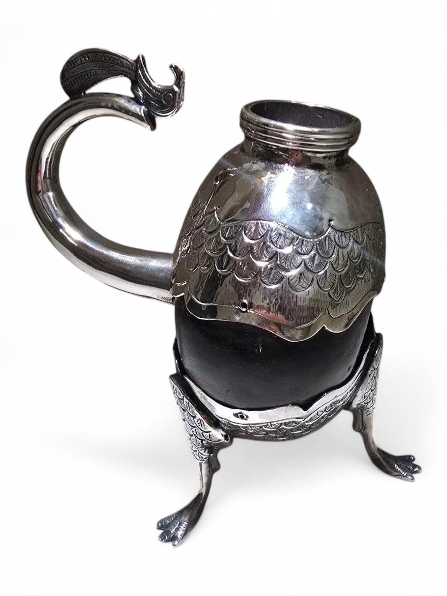 Coupe à maté ancienne en argent massif de la fin du XVIIIe siècle, fabriquée dans le style Coloni. Cette pièce finement réalisée reflète l'orfèvrerie traditionnelle de l'époque, avec un design élégant et intemporel. Bien conservée, elle reste un