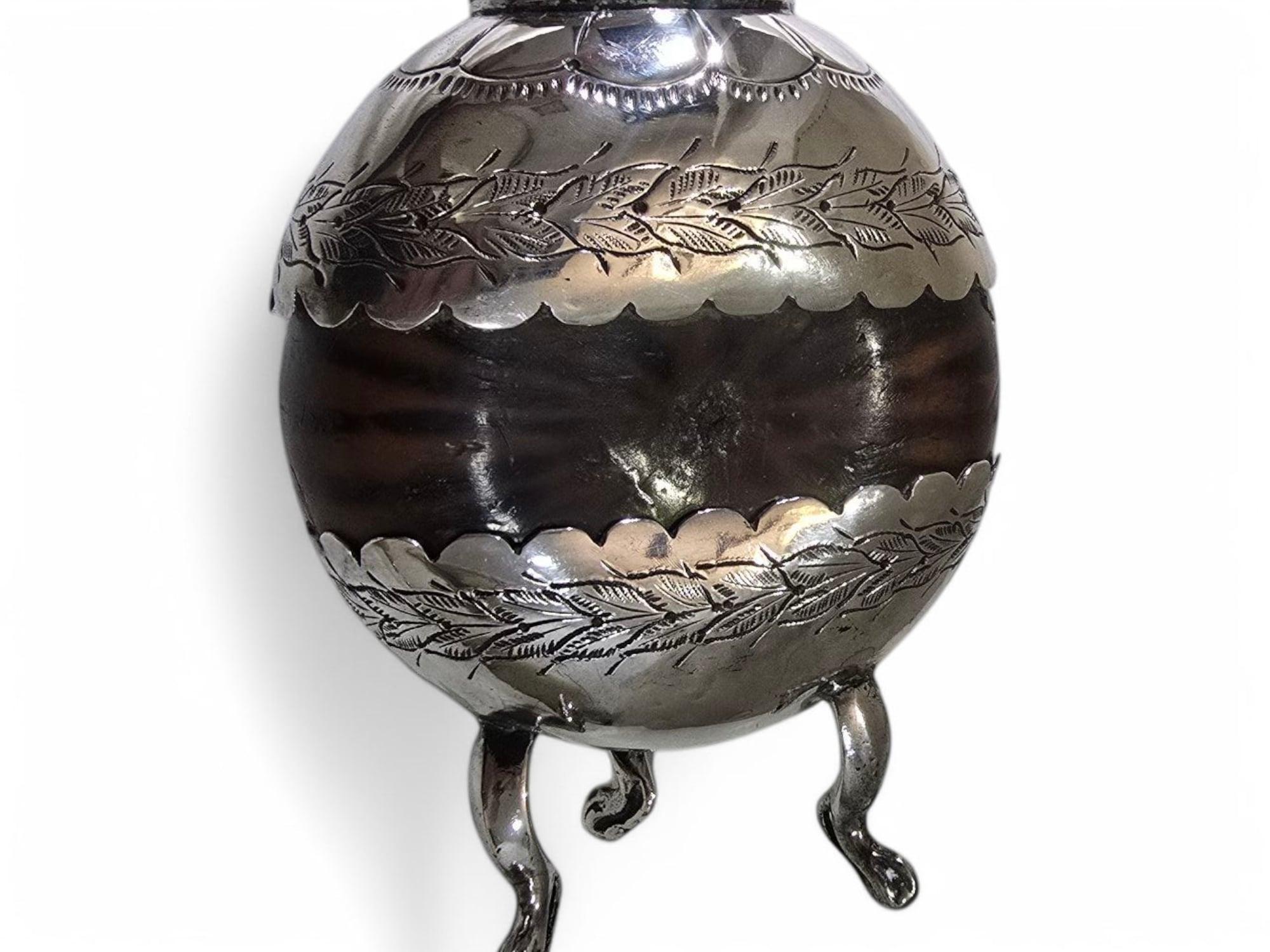 Coupe à maté ancienne en argent massif de la fin du XVIIIe siècle, fabriquée dans le style Coloni. Cette pièce finement réalisée reflète l'orfèvrerie traditionnelle de l'époque, avec un design élégant et intemporel. Bien conservée, elle reste un