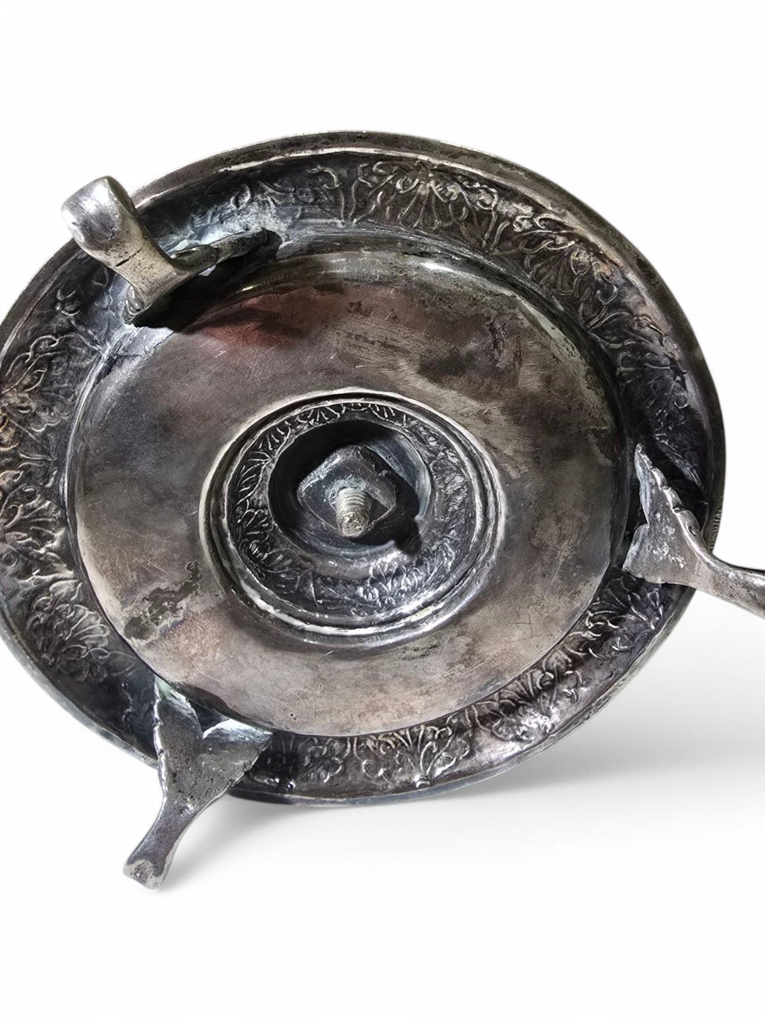 Coupe à maté ancienne en argent massif de la fin du XVIIIe siècle, fabriquée dans le style Coloni. Cette pièce finement réalisée reflète l'orfèvrerie traditionnelle de l'époque, avec un design élégant et intemporel. Bien conservée, elle reste un