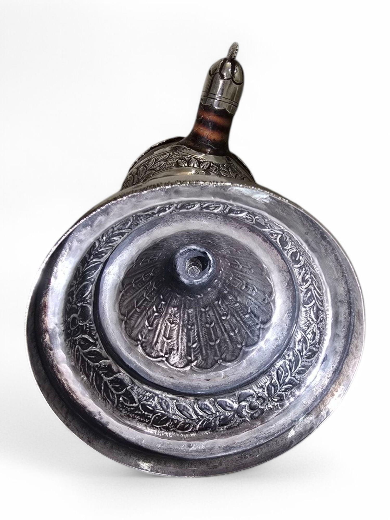 Coupe à maté ancienne en argent massif de la fin du XVIIIe siècle, fabriquée dans le style Coloni. Cette pièce finement réalisée reflète l'orfèvrerie traditionnelle de l'époque, avec un design élégant et intemporel. Bien conservée, elle reste un