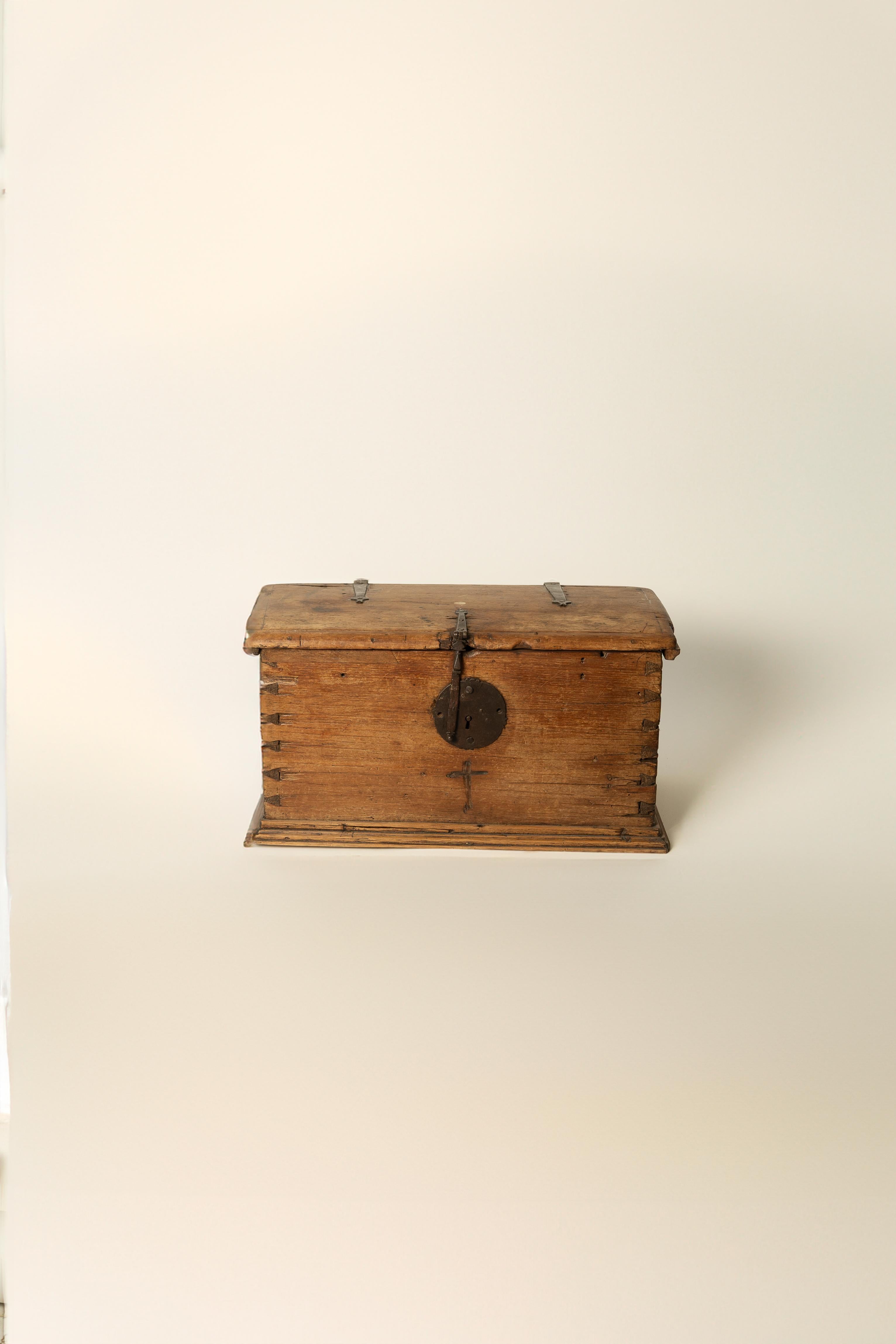 Rustico 18th-Century Colonial Trunk in vendita