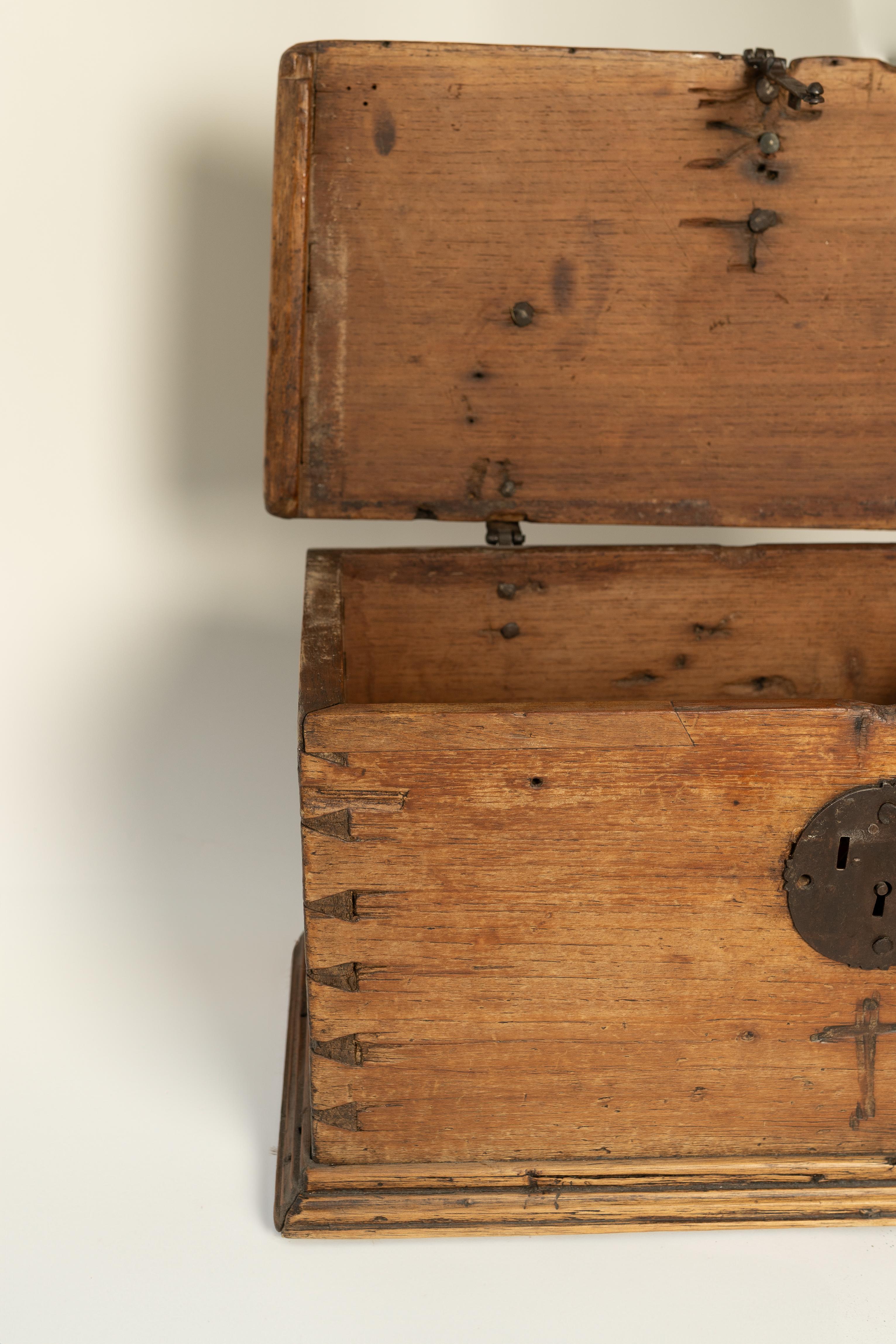 Messicano 18th-Century Colonial Trunk in vendita