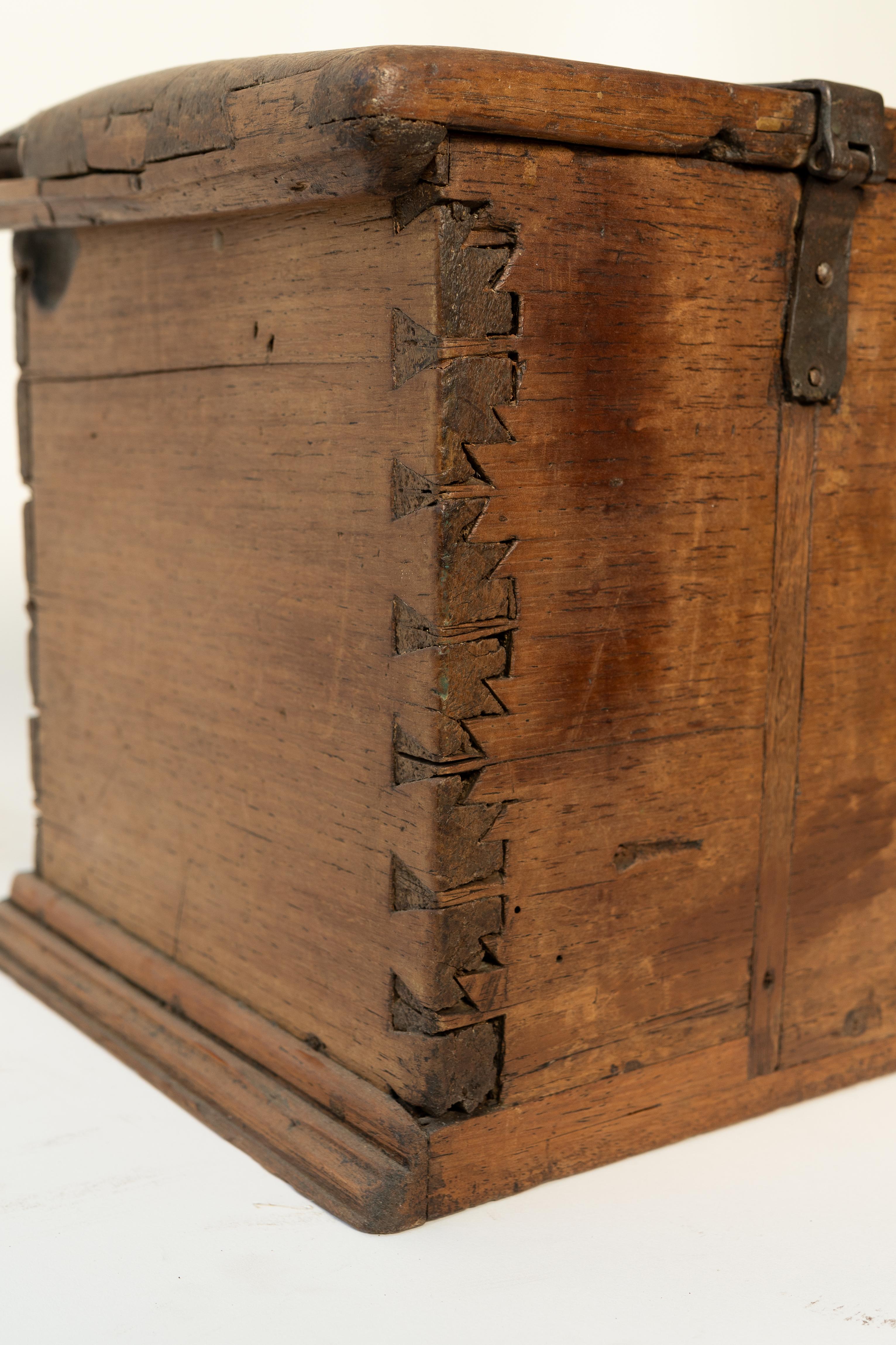 XVIII secolo 18th-Century Colonial Trunk in vendita