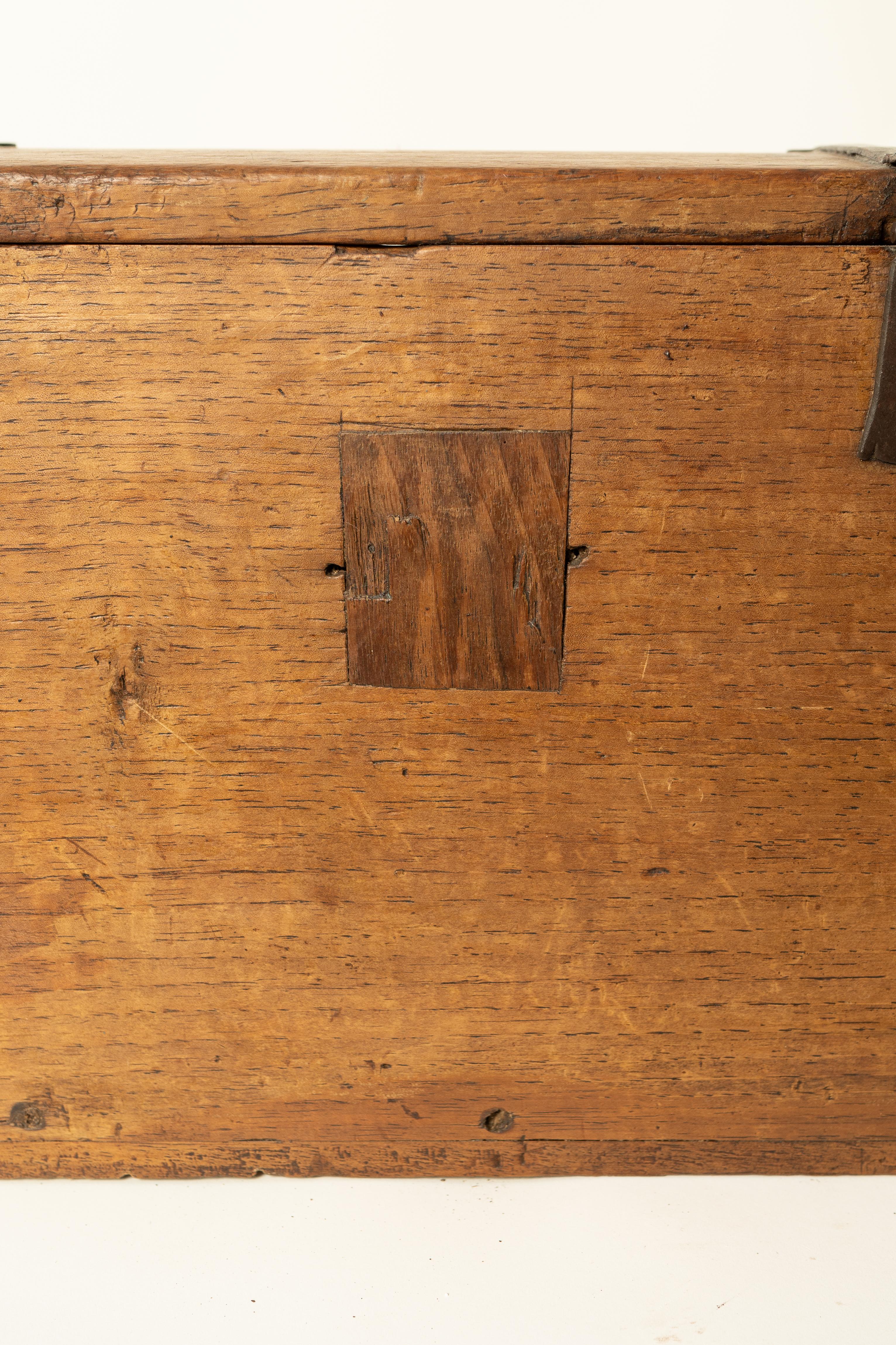 Legno 18th-Century Colonial Trunk in vendita