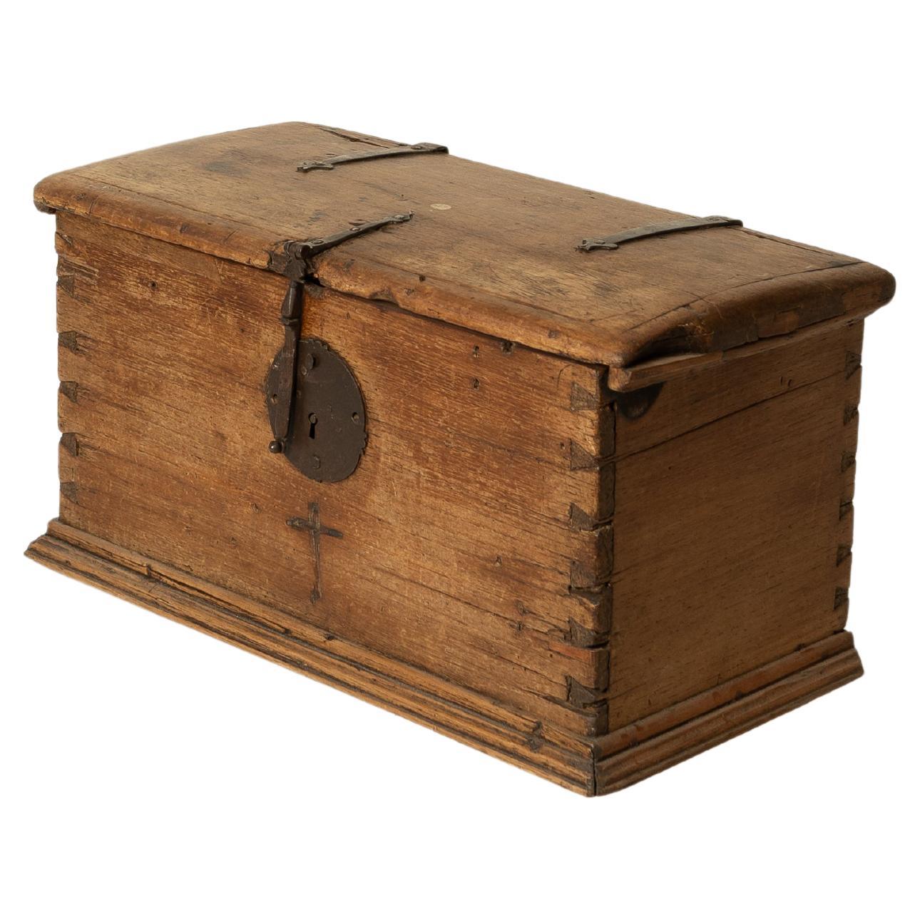 18th-Century Colonial Trunk in vendita