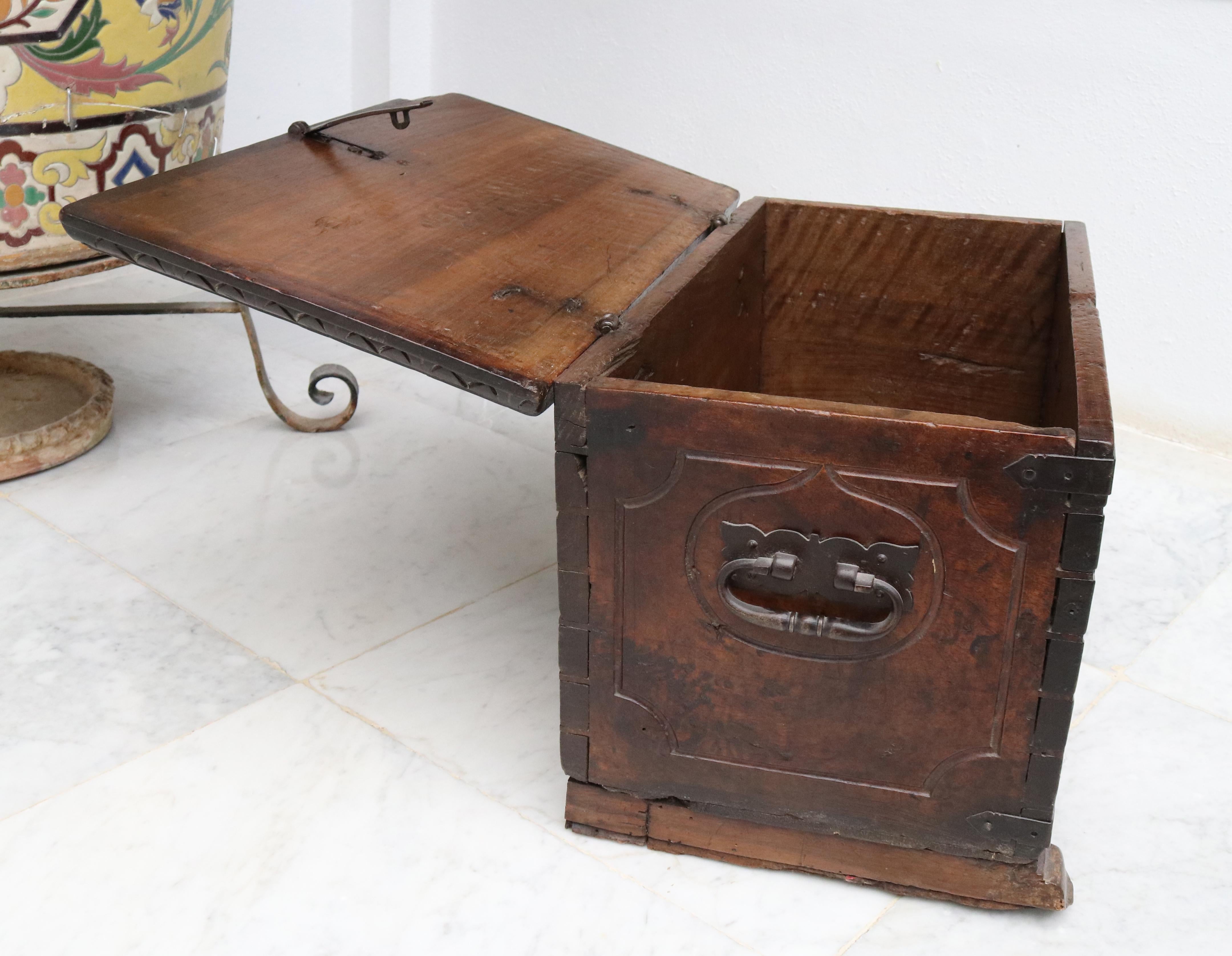 18th Century Colonial Wooden Chest with Relief Carvings and Iron Fittings In Good Condition For Sale In Marbella, ES