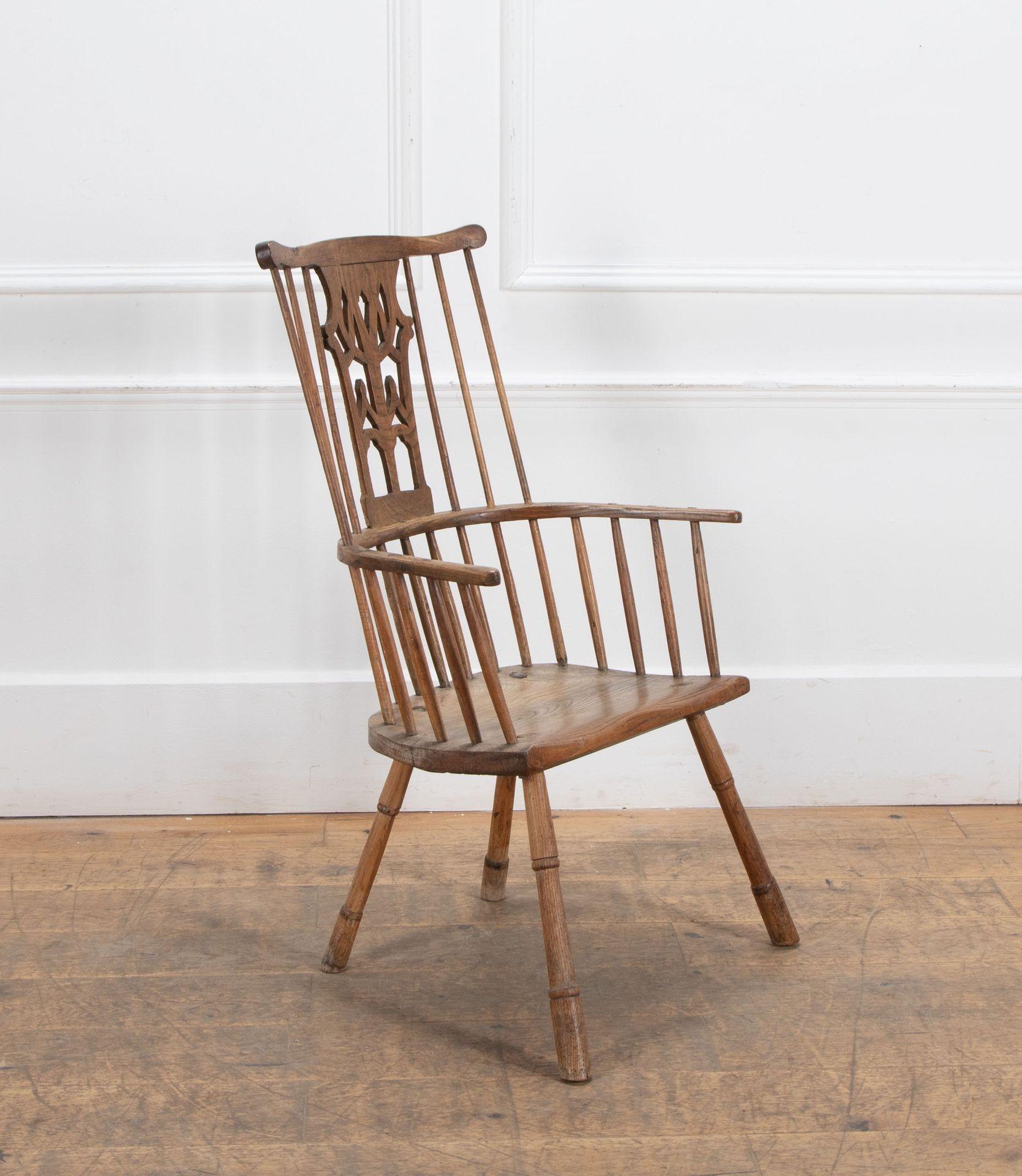 Fauteuil primitif à dossier en peigne du Lincolnshire du 18e siècle.
Fabriqué principalement en frêne, il est doté d'une assise épaisse en orme et d'un rebord gothique percé. La chaise présente des traces de sa peinture verte d'origine. Une