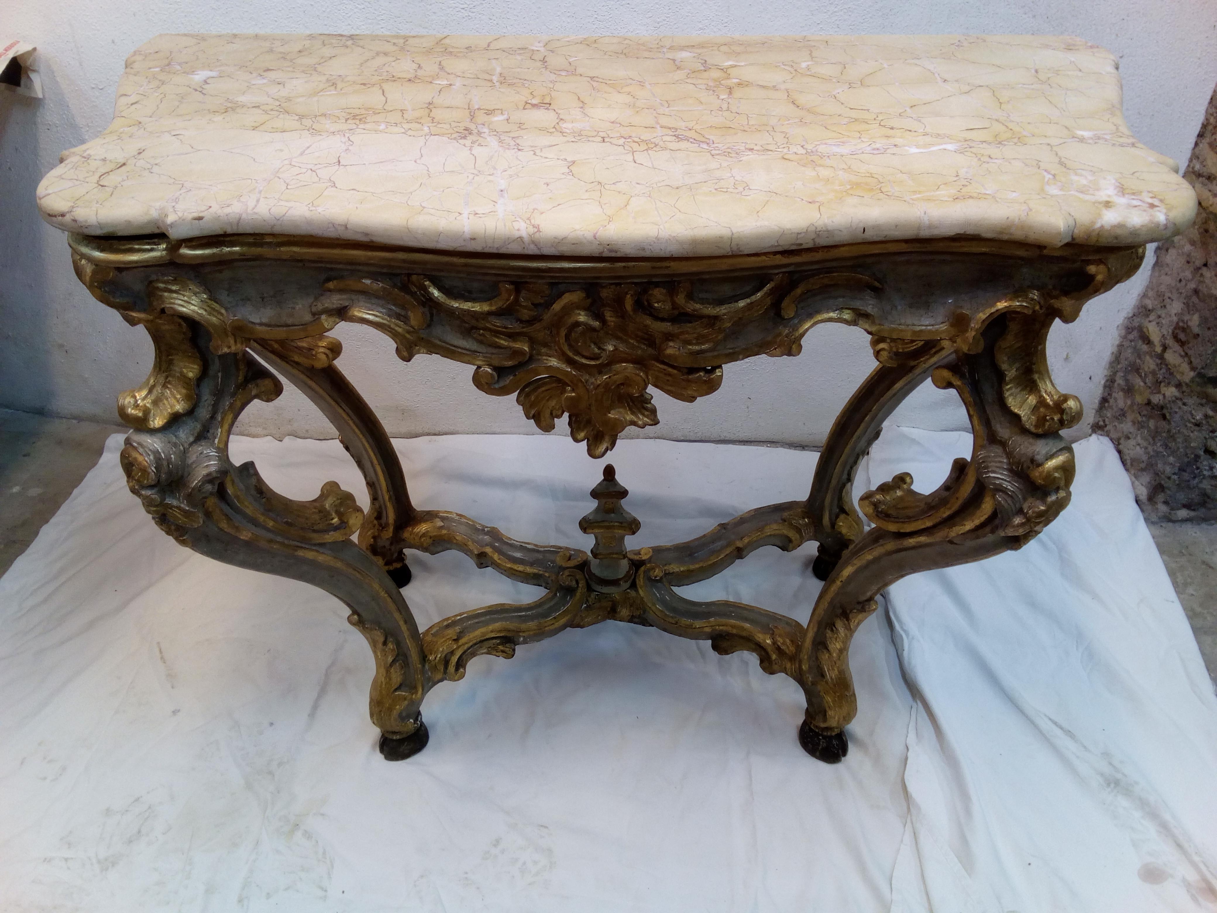 This table console is an especially precious item in our workshop. 
It has come to us a very long time ago, and it belongs to the XVIth century, precisely 1730: the Louis XV period. 
This was a time of great experimentation with shapes and décor,