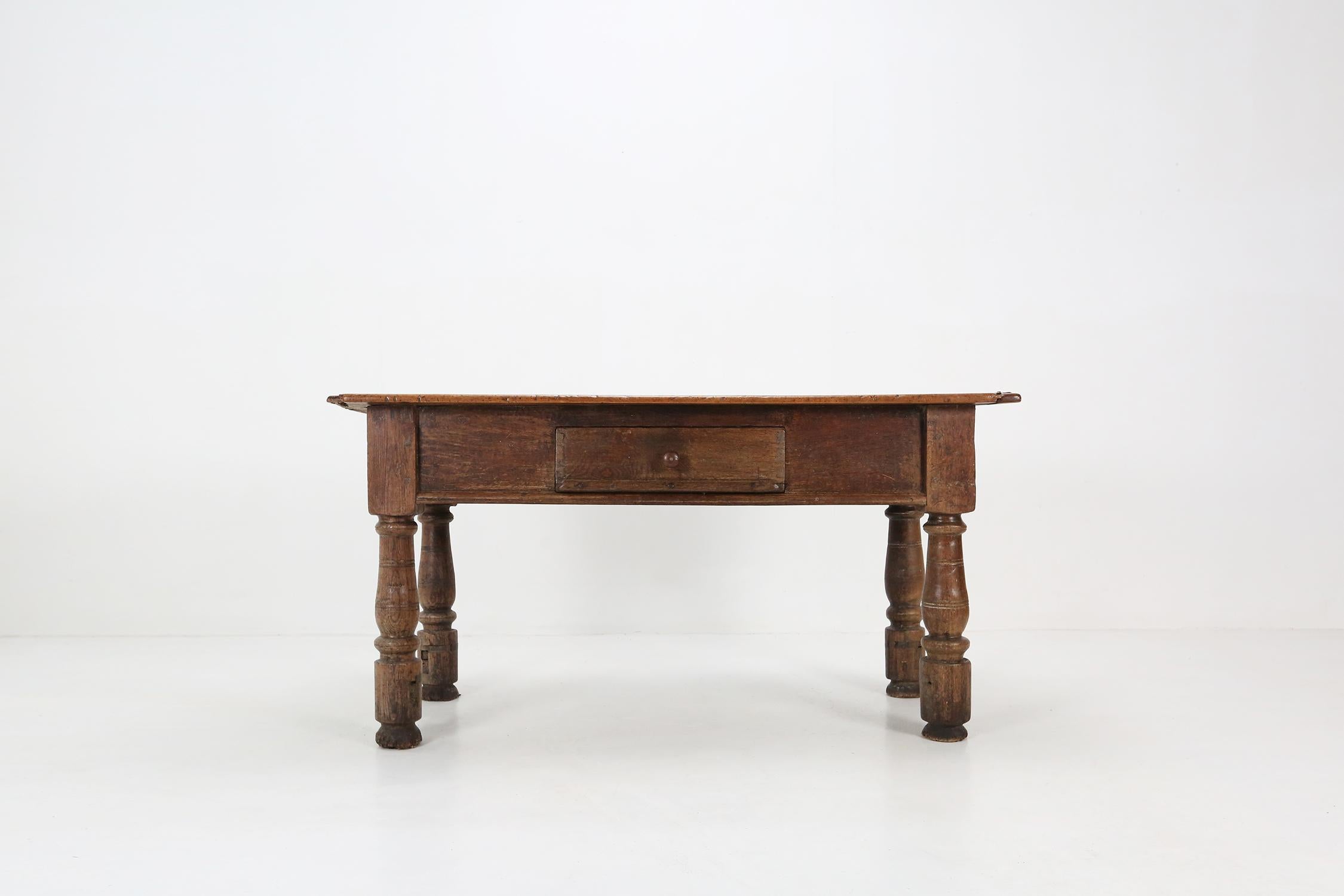 Außergewöhnlicher und ungewöhnlicher belgischer Barocktisch aus dem 18. Jahrhundert in der Originalfarbe mit einer Schublade auf der Vorderseite. Belgien, um 1740.
Dieser Tisch kann als Beistelltisch, Konsolentisch verwendet werden.
Die antike