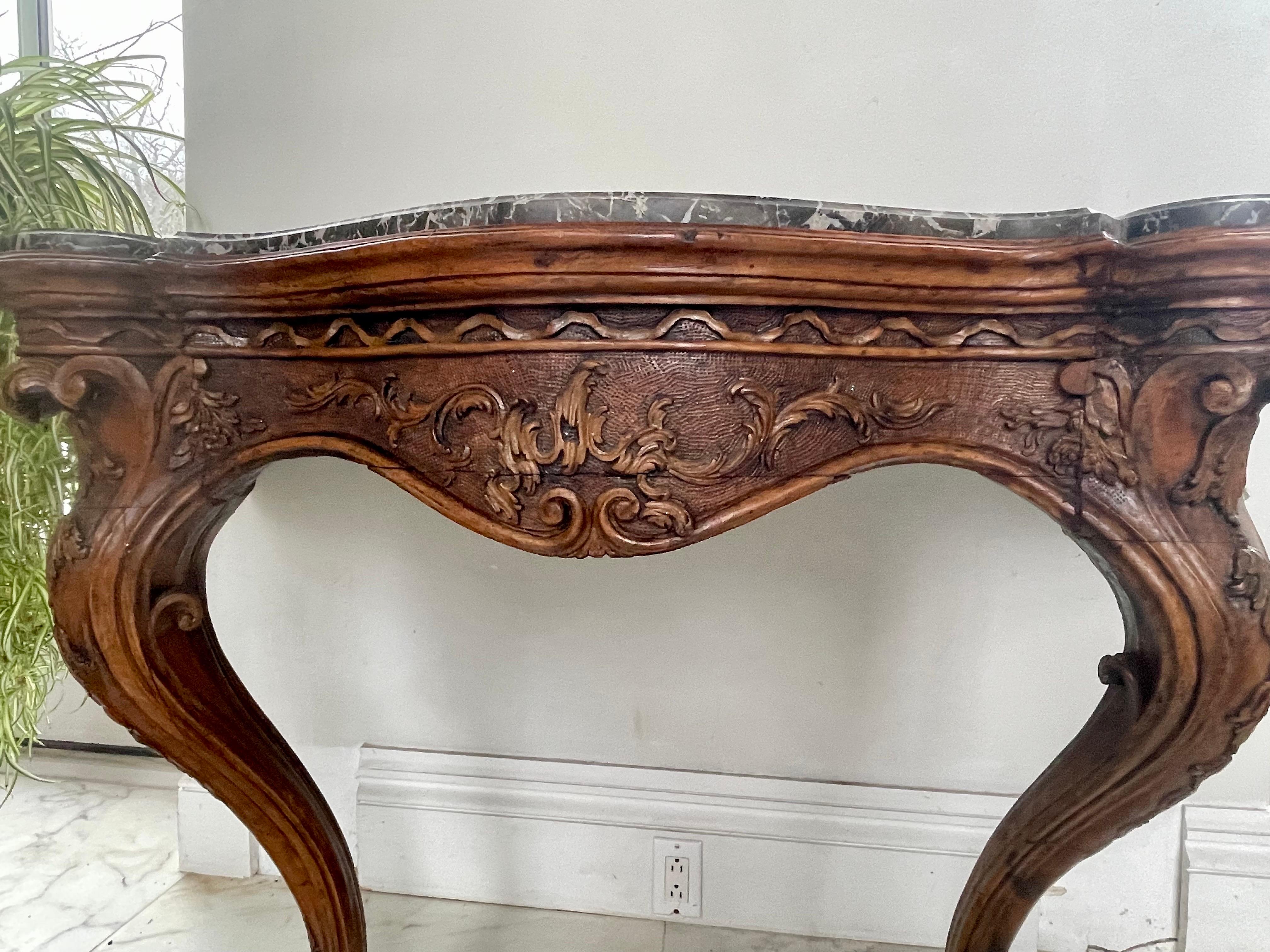 A 18th Century Marble Top Console Table  In Good Condition For Sale In New Haven, CT