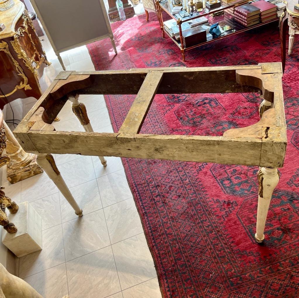 Mesa consola del siglo XVIII en madera dorada de Rechampi y tapa de mármol, Italia en venta 2