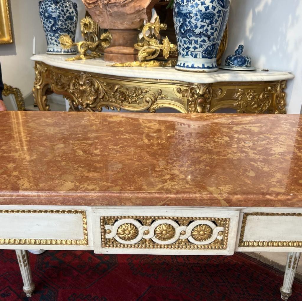 Mesa consola del siglo XVIII en madera dorada de Rechampi y tapa de mármol, Italia Francés en venta