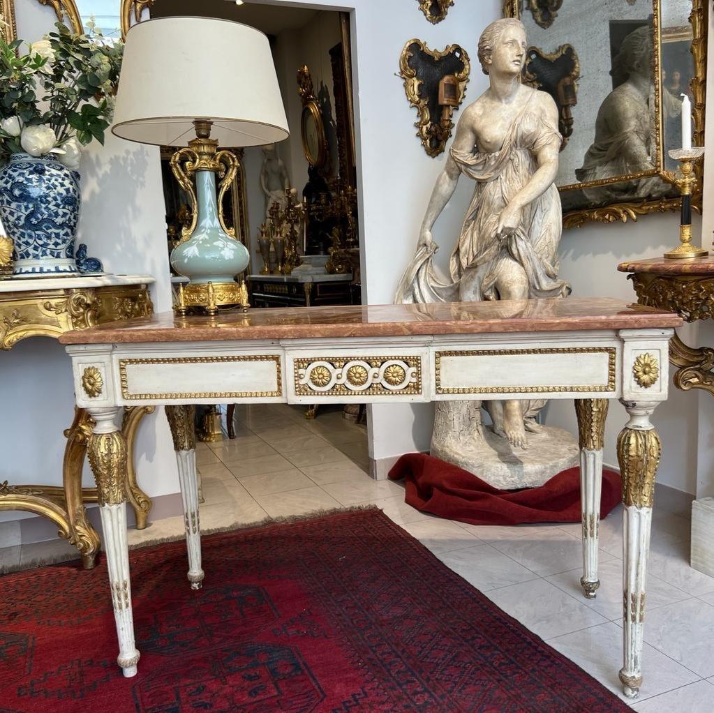 Mesa consola del siglo XVIII en madera dorada de Rechampi y tapa de mármol, Italia siglo XVIII y antes en venta