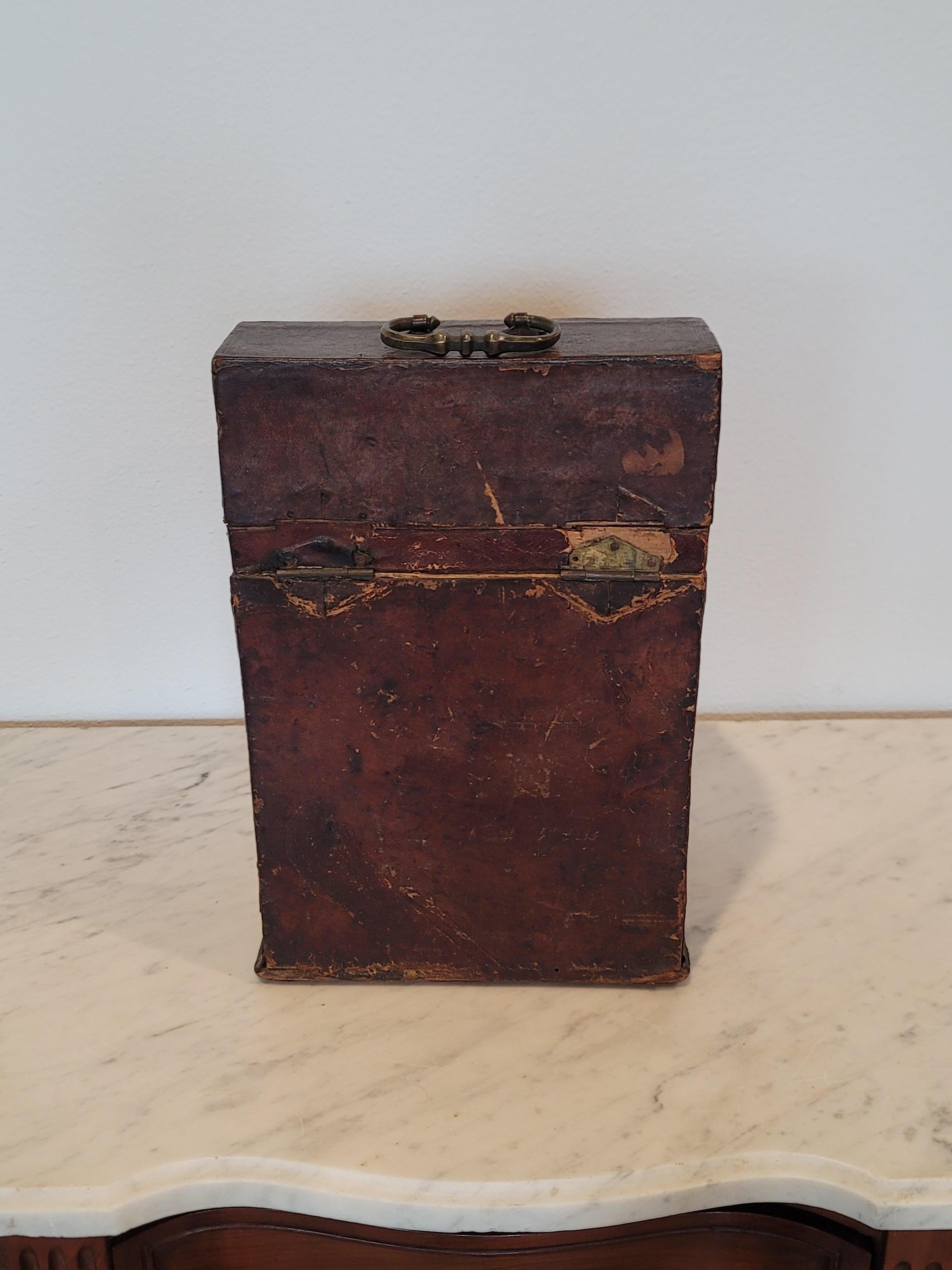 Caja para cuchillos de época barroca continental del siglo XVIII revestida de cuero dorado con herramientas en venta 5