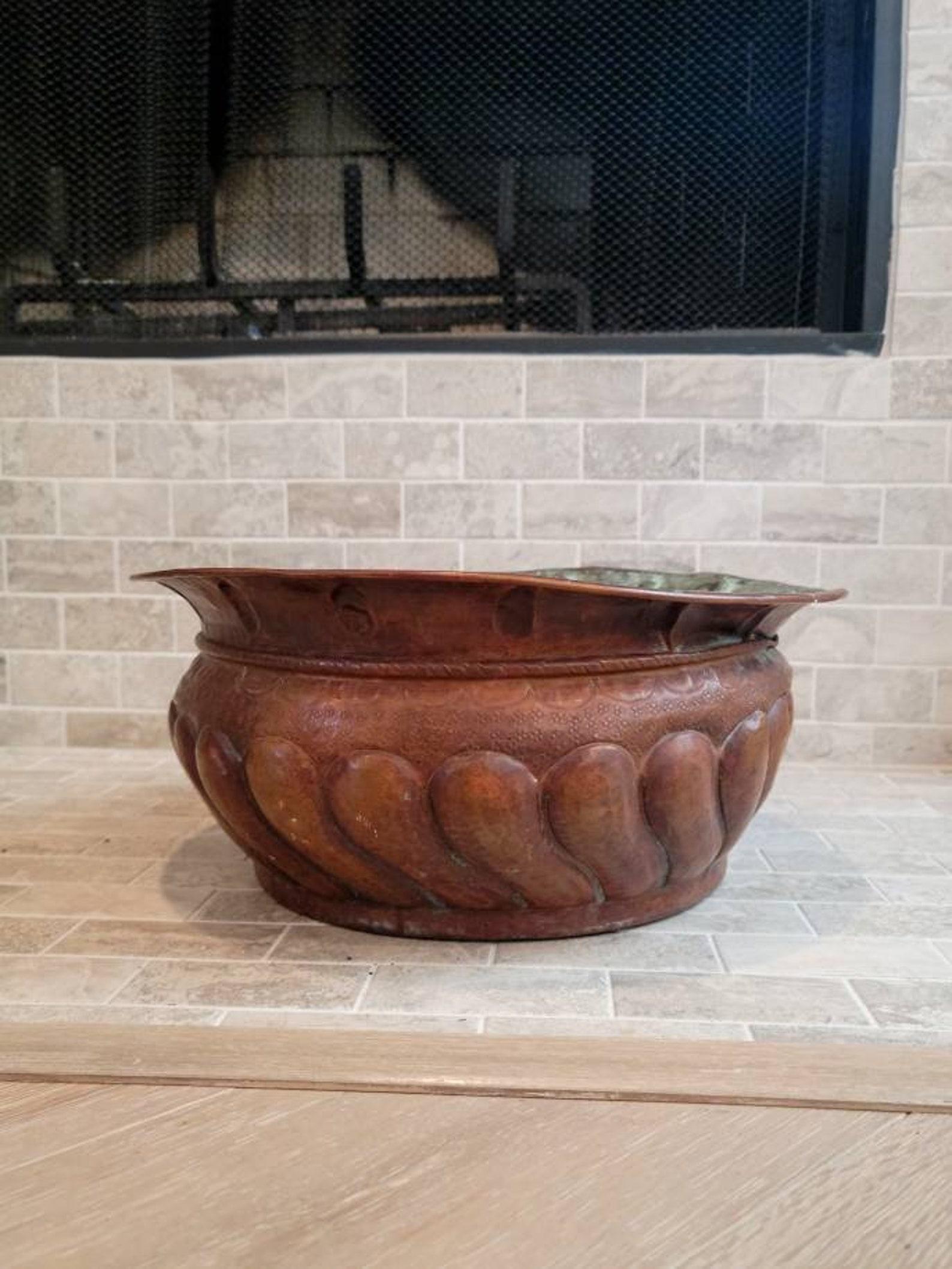 18th Century Continental European Hammered Copper Wine Cistern In Good Condition For Sale In Forney, TX