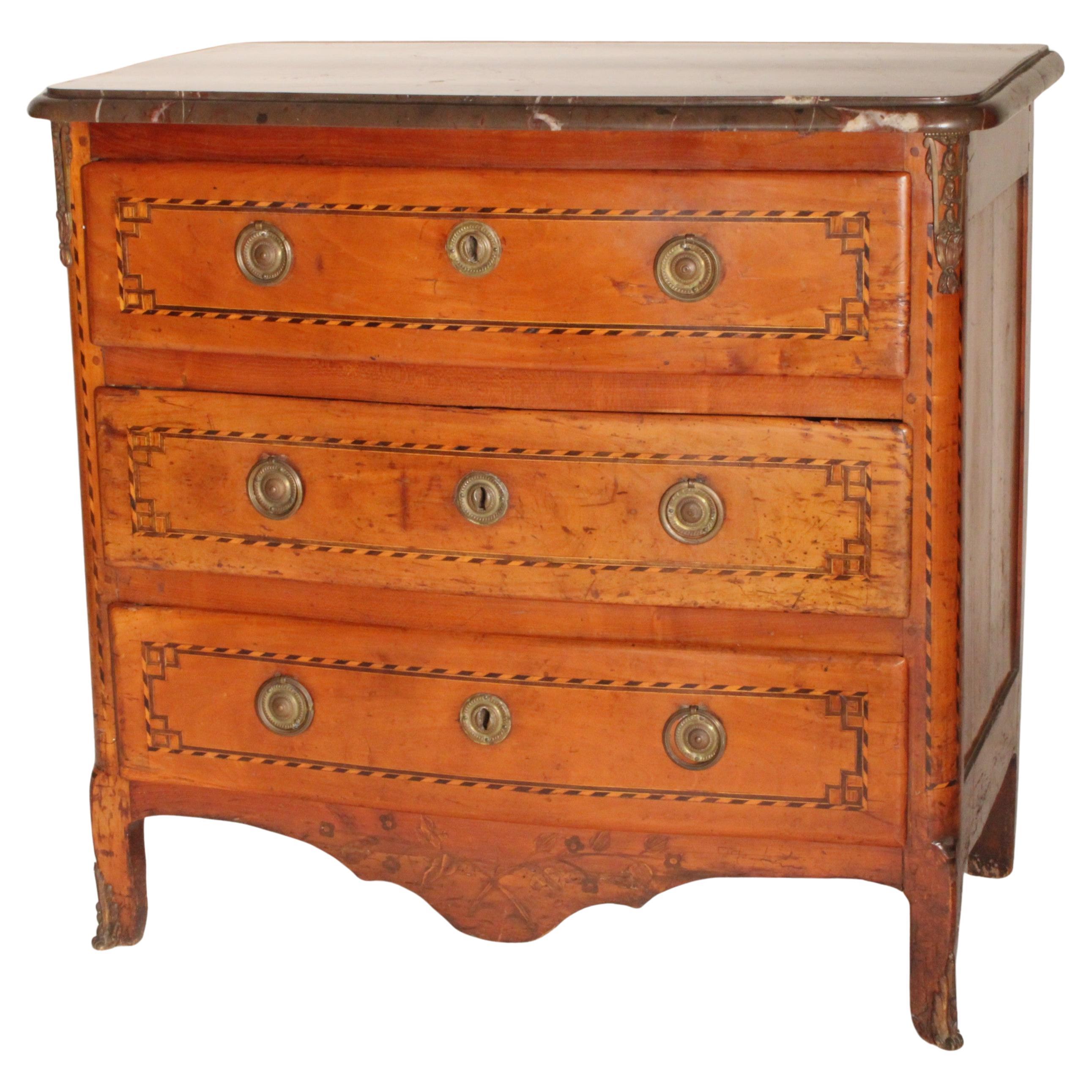 Cassettiera continentale del XVIII secolo in legno di frutto con piano in marmo