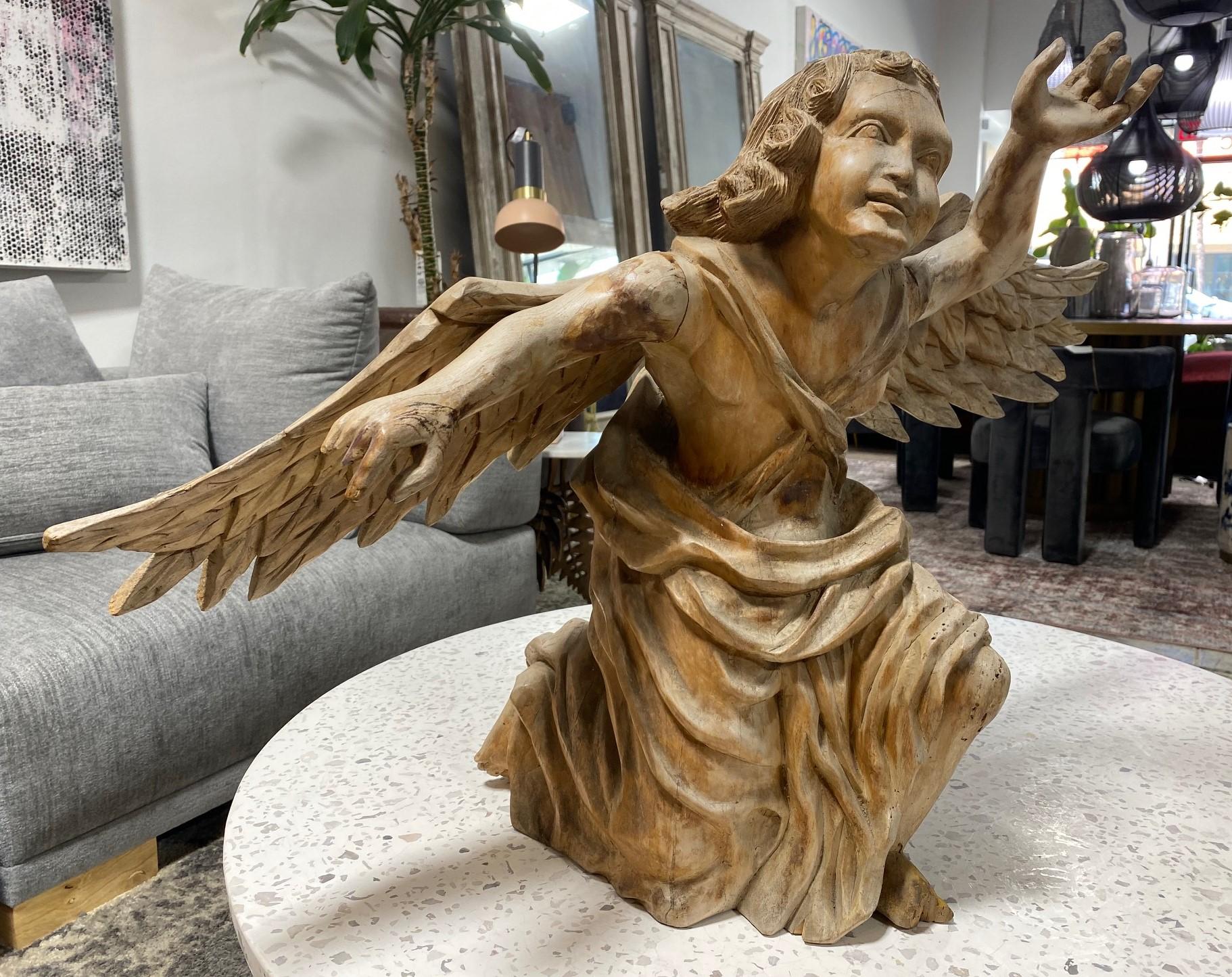 Sculpture d'ange agenouillé en bois sculpté de style baroque italien continental du 18ème siècle en vente 1