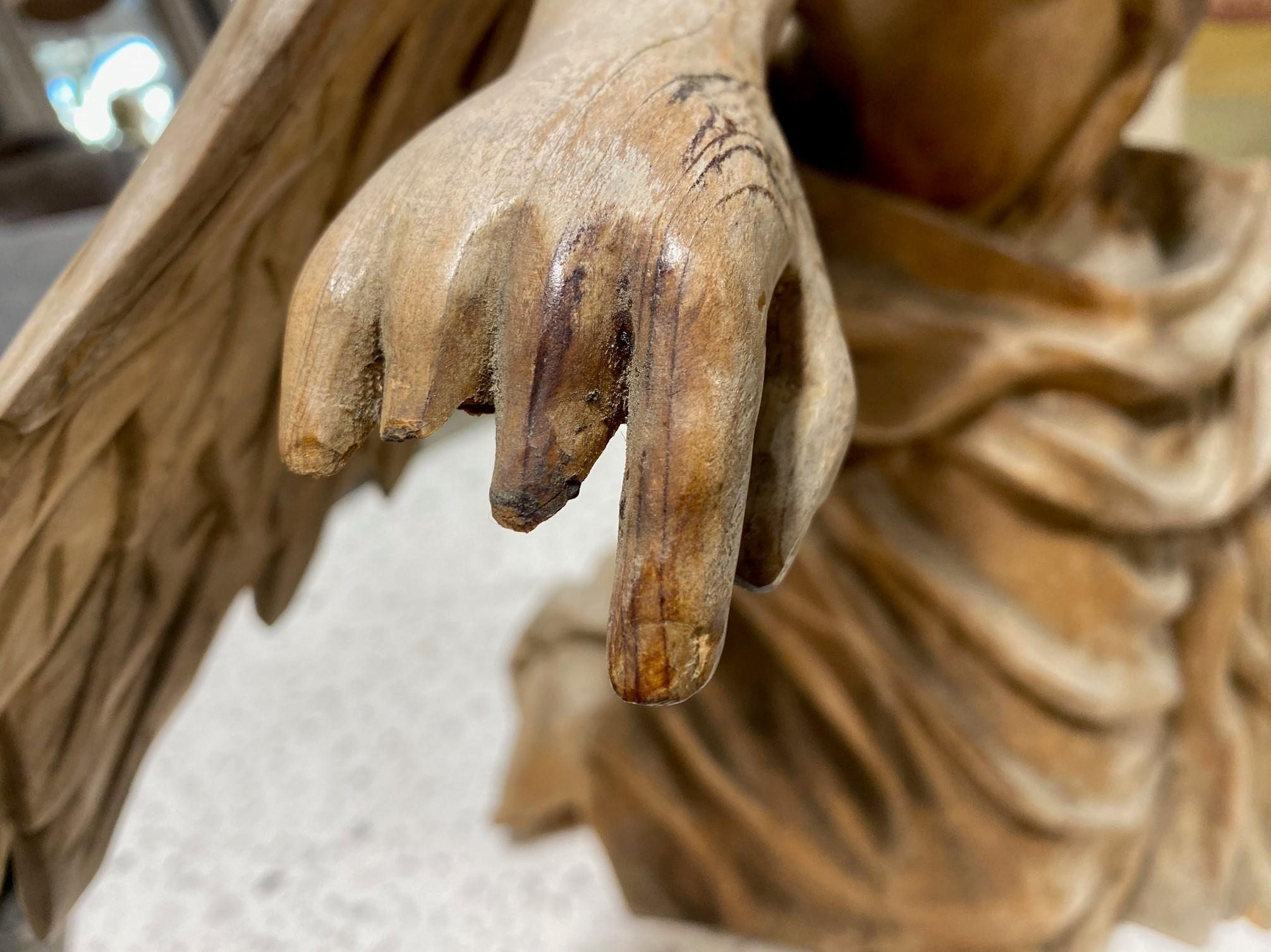Sculpture d'ange agenouillé en bois sculpté de style baroque italien continental du 18ème siècle en vente 2