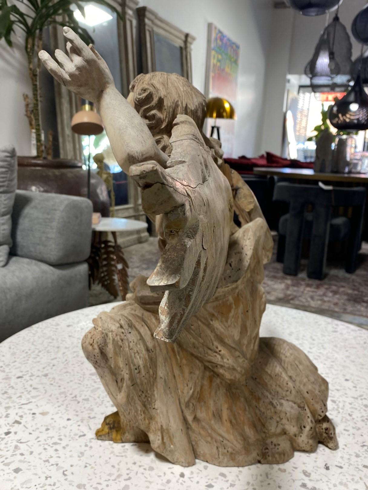 Sculpture d'ange agenouillé en bois sculpté de style baroque italien continental du 18ème siècle en vente 9